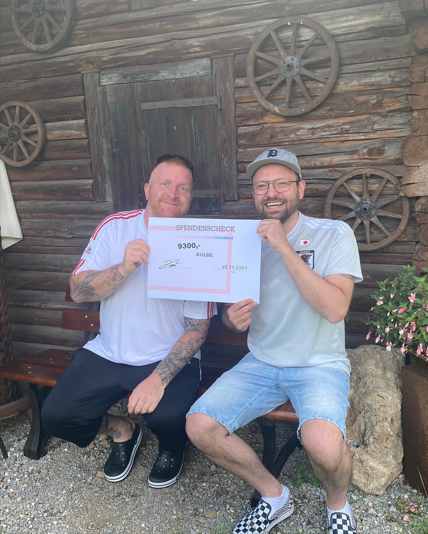 Leute ich bin einfach nur fassungslos wie toll IHR alle seit. 

Mein lieber Freund und Weggefährte Rene @zackboombang @spielzeugsammler hat einen Spendenaufruf nach meiner Krebsdiagnose gestartet und es haben sich zig Leute beteiligt. 

Ich bin einfach nur von den Socken und kann es nicht glauben. 

Wahnsinn und eine mega Aktion von euch allen, ich bin überwältigt und mir fehlen wirklich die Worte. 

Ich danke jedem einzelnen 🙏 

🙏🙏🙏🙏🙏Danke Danke Danke 🙏🙏🙏🙏🙏