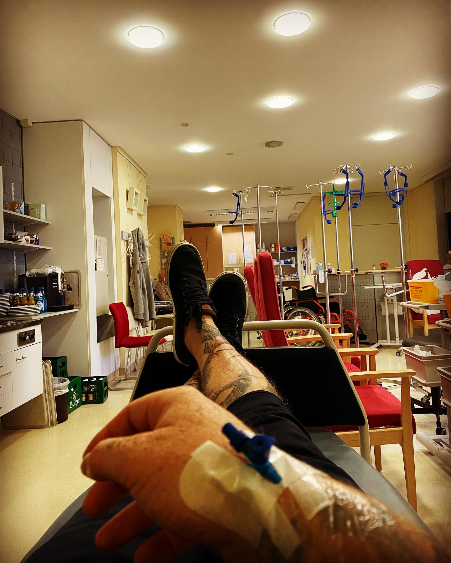 #krebs #chemotherapie 

Alle 14 Tage liege ich hier in Stuhl und habe die Hoffnung, das es mir irgendwie hilft. Man sieht es ja nicht und doch wünscht man sich nichts sehnsüchtigeres wie Heilung und positive Wirkung. 

Ich freu mich ja schon wenn es so bleibt und die Metastasen nicht wachsen ... alleine das ist ein kleiner Erfolg ... 

Heute ist es wahnsinnig anstrengend und ich habe sehr wenig Motivation.... wo ich die letzen 3 Tage mich wirklich okay gefühlt habe und bei unserer Hochzeit sogar alles vergessen und wegschieben konnte ... 

Nun bin ich wieder auf dem Boden der Realität und muss mich diesem Kampf weiter stellen .. heute ist Halbzeit und der sechste Zyklus. Durchhalten... Kämpfen ... niemals aufgeben, auch wenn es mir heute wirkliche sehr schwer fällt ...

#krebsblogger #krebsisteinarschloch #krebskämpfer #krebskrank #cancer #cancerfighter #lifestyle #lifeisgood #lifeisbeautiful #lifecoaching #lifegoals #lifeofadventure #love #darmkrebspatienten #healthylifestyle #healthy #gesundheit #gesundleben #krank #krankheit #lebensfreude #lebengenießen #lebensqualität #lebedeinleben #lebensmotto #fickdichkrebs #darmkrebs