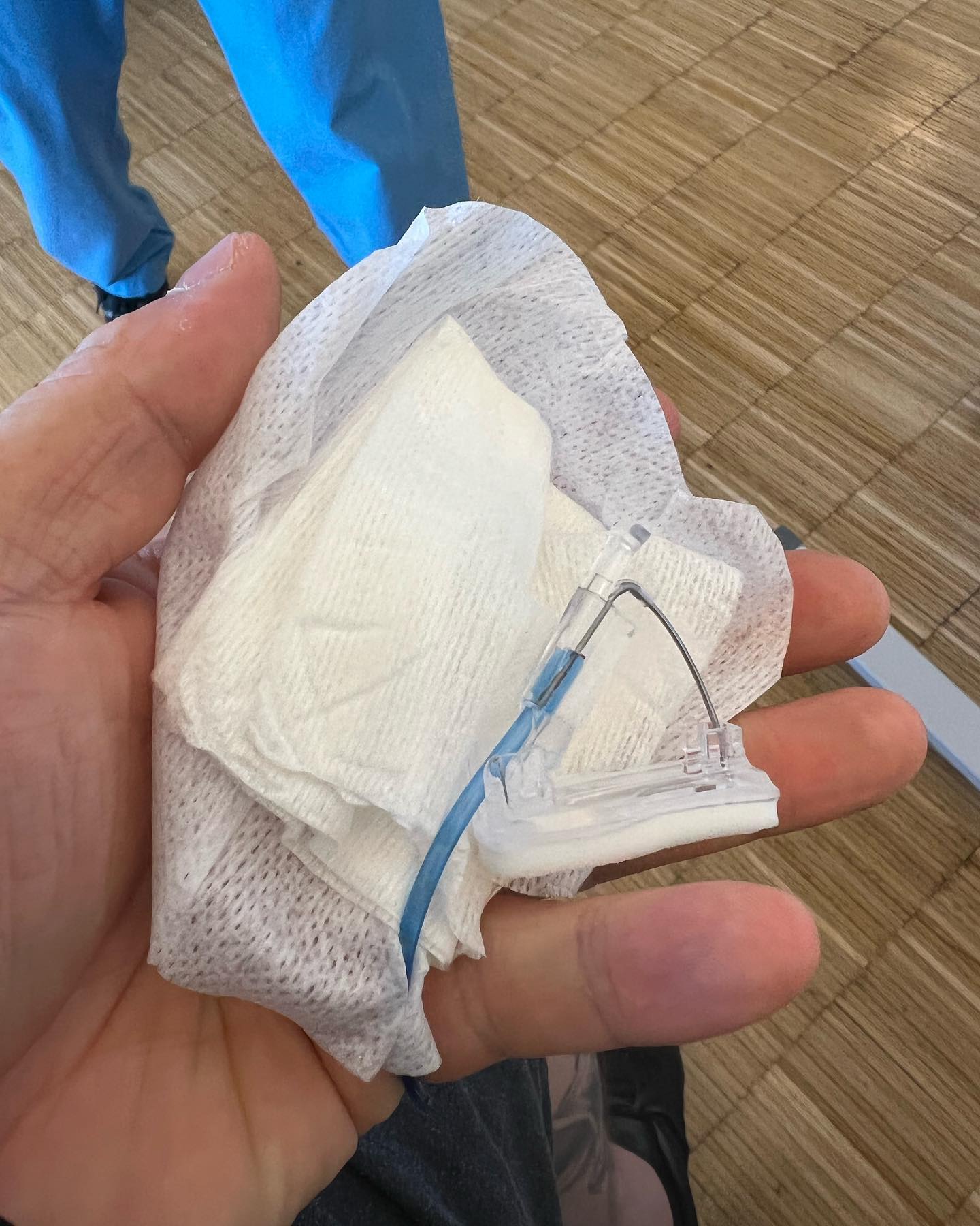 Dieses Teil war in meiner Brust heute …. Irgendwie krass das es mittlerweile normal geworden ist. Seit über einem Jahr. Jede Woche einmal. Wieso mach das ? Völlig abgestumpft schon…. Ist halt ne Nadel. Aber watt für nen Kaventsmann …. Mein lieber Scholli 😂

Ja wieso ? Hab ich ne Wahl ? Kann ich mir das aussuchen ? Dann immer 2 Tage Kopfweh und stark Körper….

WIR MACHEN DAS AUS EINEM GRUND.

Wir wollen gesund werden, irgendwie … und geben alles für uns und natürlich auch euch ✌️😘❤️

#krebsblogger #krebsisteinarschloch #krebskämpfer #krebskrank #cancer #cancerfighter #lifestyle #lifeisgood #lifeisbeautiful #lifecoaching #lifegoals #lifeofadventure #love #selfie #healthylifestyle #healthy #gesundheit #gesundleben #krank #krankheit #lebensfreude #lebengenießen #lebensqualität #lebedeinleben #lebensmotto #fickdichkrebs #zitate