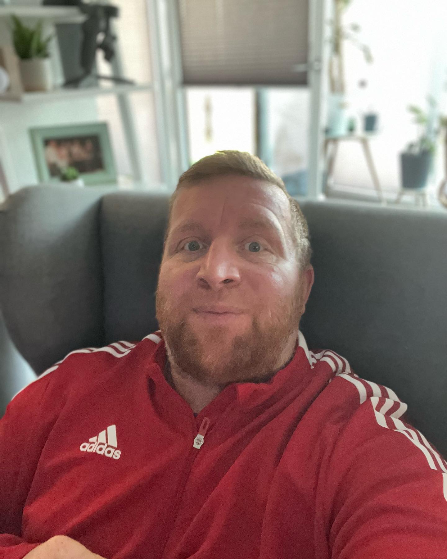 Also ich würde ja in Urlaub … ich würde mich jeden Tag betrinken … ich würde glaub jeden Sekunde genießen…. Ich würde nur noch machen auf was ich Bock habe … also ich würde ja endlich mal die Sachen machen die ich schon immer wollte … ich würde an deiner Stelle jeden Tag Party feiern … jeden Tag genießen als wäre es der letzte … Carpet Diem….

Also was bedeutet die Diagnose Krebs für deinen Alltag ? 

Diese Tipps kennt sicher jeder Betroffene… und klar als Gesunder hätte ich sicher selbiges gesagt um wenigstens irgendwas zu sagen … 

Ich könnte es nicht besser … 

Die Sprüche sind gut… aber die Realität ist natürlich komplett anders … 

Ich schiebe Sachen die mich glücklich machen nicht auf die lange Bank .. und sei es nur eine Kleinigkeit … klar versucht man mehr zu genießen und man versucht jeden Tag besonders zu gestalten …. Allerdings kommt man schnell an seine Grenzen 😉😀 man setzt sich selbst unter Druck und vergisst dabei oftmals alles um sich herum. 

Ich versuche öfters im Moment zu leben… hey mir geht’s grad gut ist doch ein toller Tag … etwa besonderes kann auch nur mal den Hund beobachten mit der Frau spazieren oder Oma besuchen sein … 😀😀👆

Wichtig ist jedenfalls das Lachen nicht verlieren und auch wenn’s schwer ist öfters mal zu sagen … scheiss drauf .. morgen wird’s besser … 🙈😀 dabei muss ich mir oft selbst an die Nase packen .. 🤘🏻😀 das ist meine persönliche Baustelle .. Dinge einfach wegschieben die unglücklich oder sauer machen …😀😀 ich übe aber noch … ist ja mein erster krebs 😂👍

#krebsblogger #krebsisteinarschloch #krebskämpfer #krebskrank #cancer #cancerfighter #lifestyle #lifeisgood #lifeisbeautiful #lifecoaching #lifegoals #lifeofadventure #love #selfie #healthylifestyle #healthy #gesundheit #gesundleben #krank #krankheit #lebensfreude #lebengenießen #lebensqualität #lebedeinleben #lebensmotto #fickdichkrebs #zitate