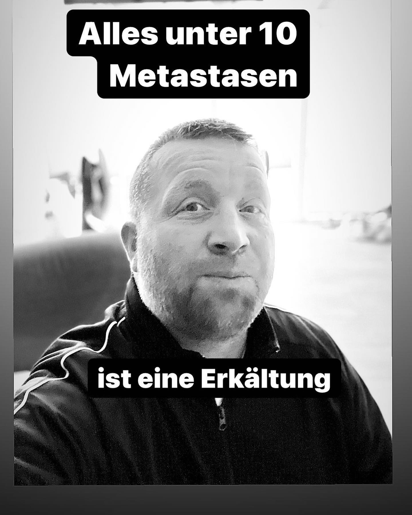 Na wer kennt es ? Man hört oh der hat auch Krebs… 

Als Palliativpatient hört man da meistens noch genauer hin. 

Heilbar, ich hatte nur eine Metastase, ich wurde zum Glück gleich operiert, ich bin wieder gesund …. krebsfrei …

Solche Aussagen schocken, ebenfalls schockt viele sicher die Aussage auf meinem post. 

Aber es ist die Realität, viele gesunde und viele die es doch glücklicherweise nicht so schwer erwischt hat trauen es sich nicht zu sagen.

Hey Leute, wenn ich das mal behaupten kann, dann renn ich mit der Kuhglocke durchs Dorf …

Was für nicht trauen ? Weil es uns Palliativen dann schlecht geht ? Oder weil ihr für uns dann nicht dazugehört ? 

Ich ermuntere jeden, jeeeeeeeden sich zu freuen ich  ermutige jeden seine Freude zu äußern. Natürlich angemessen mit Respekt gegenüber seinem Palliativen Krebskumpel.

In was für einer Welt leben wir denn das doch manche wirklich solche Gedanken machen müssen ….???

Schreit es heraus .. ICH BIN GESUND….. ICH BIN GEHEILT … versteckt euch nicht deswegen… respektiert euch einfache… wir haben alle dieses eine Leben … wir sitzen alle im gleichen Boot ❤️✌️✌️

FUCK CANCER 

#krebsblogger #krebsisteinarschloch #krebskämpfer #krebskrank #cancer #cancerfighter #lifestyle #lifeisgood #lifeisbeautiful #lifecoaching #lifegoals #lifeofadventure #love #selfie #healthylifestyle #healthy #gesundheit #gesundleben #krank #krankheit #lebensfreude #lebengenießen #lebensqualität #lebedeinleben #lebensmotto #fickdichkrebs #zitate