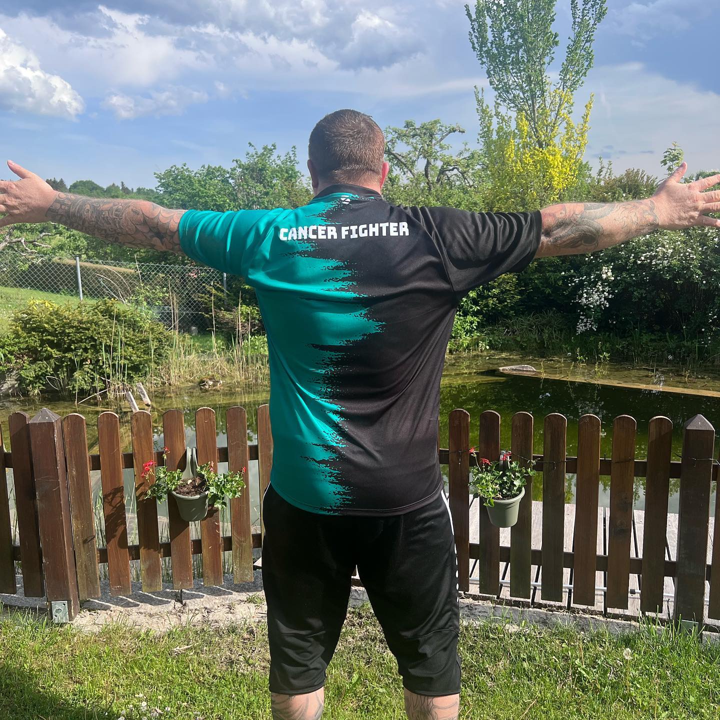 Jede Sportart hat so seine Trikots und Kleidung. 

Unsere Sportart heißt Krebs. Wir sind Cancer Fighter. Vielen Dank an @spized.sportswear für dieses Mega Shirt. 

Immer wieder erinnere ich mich an niemals aufgeben.

Sieht doch mega aus… jeder schreibt sein eigenes Krebslogbuch. 

Gefällt euch was die Boys hier so gebastelt haben? Finds echt geilomeilo 

#krebsblogger #krebsisteinarschloch #krebskämpfer #krebskrank #cancer #cancerfighter #lifestyle #lifeisgood #lifeisbeautiful #lifecoaching #lifegoals #lifeofadventure #love #selfie #healthylifestyle #healthy #gesundheit #gesundleben #krank #krankheit #lebensfreude #lebengenießen #lebensqualität #lebedeinleben #lebensmotto #fickdichkrebs #zitate