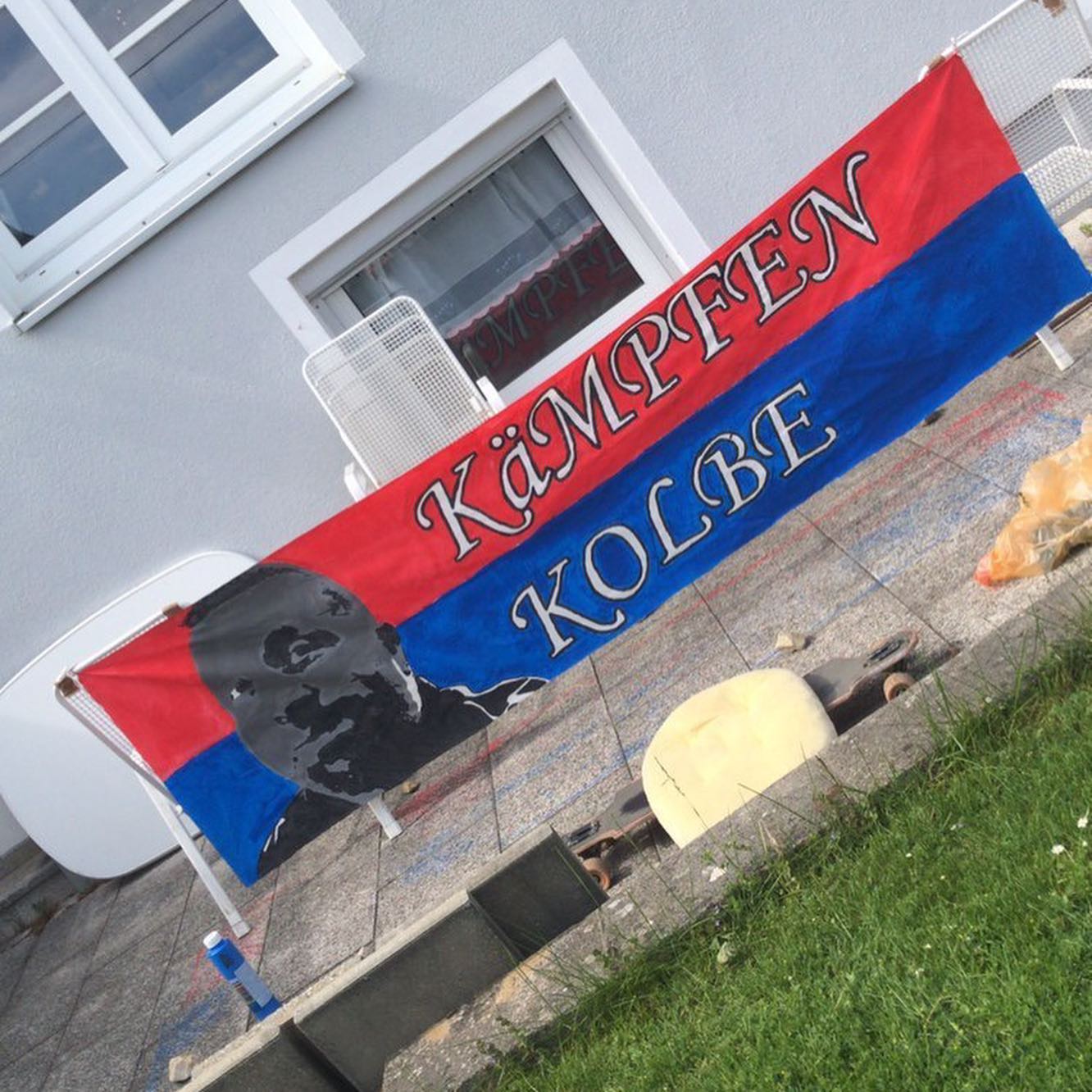 #fcheidenheim @fch_1846 

Zaunfahne von meinen Jungs. Boah ich sag euch als Lehrer gibt es für mich grad nichts aber auch garnichts schönere als zu wissen dass deine ehemaligen Schüler in guten wie auch in dieser beschissenen Zeit hinter dir stehen. ….

Ich bin einfach nur sprachlos…. Tausend dank. Nur der FCH und ich werde mir jetzt jedes Spiel genauer anschauen und bei jeder Einblendung einmal an euch alle denken 😍😍

@leonardskw_1846 ✌️🤟 Wahnsinn danke 

#krebsblogger #krebsisteinarschloch #krebskämpfer #krebskrank #cancer #cancerfighter #lifestyle #lifeisgood #lifeisbeautiful #lifecoaching #lifegoals #lifeofadventure #love #selfie #healthylifestyle #healthy #gesundheit #gesundleben #krank #krankheit #lebensfreude #lebengenießen #lebensqualität #lebedeinleben #lebensmotto #fickdichkrebs #zitate