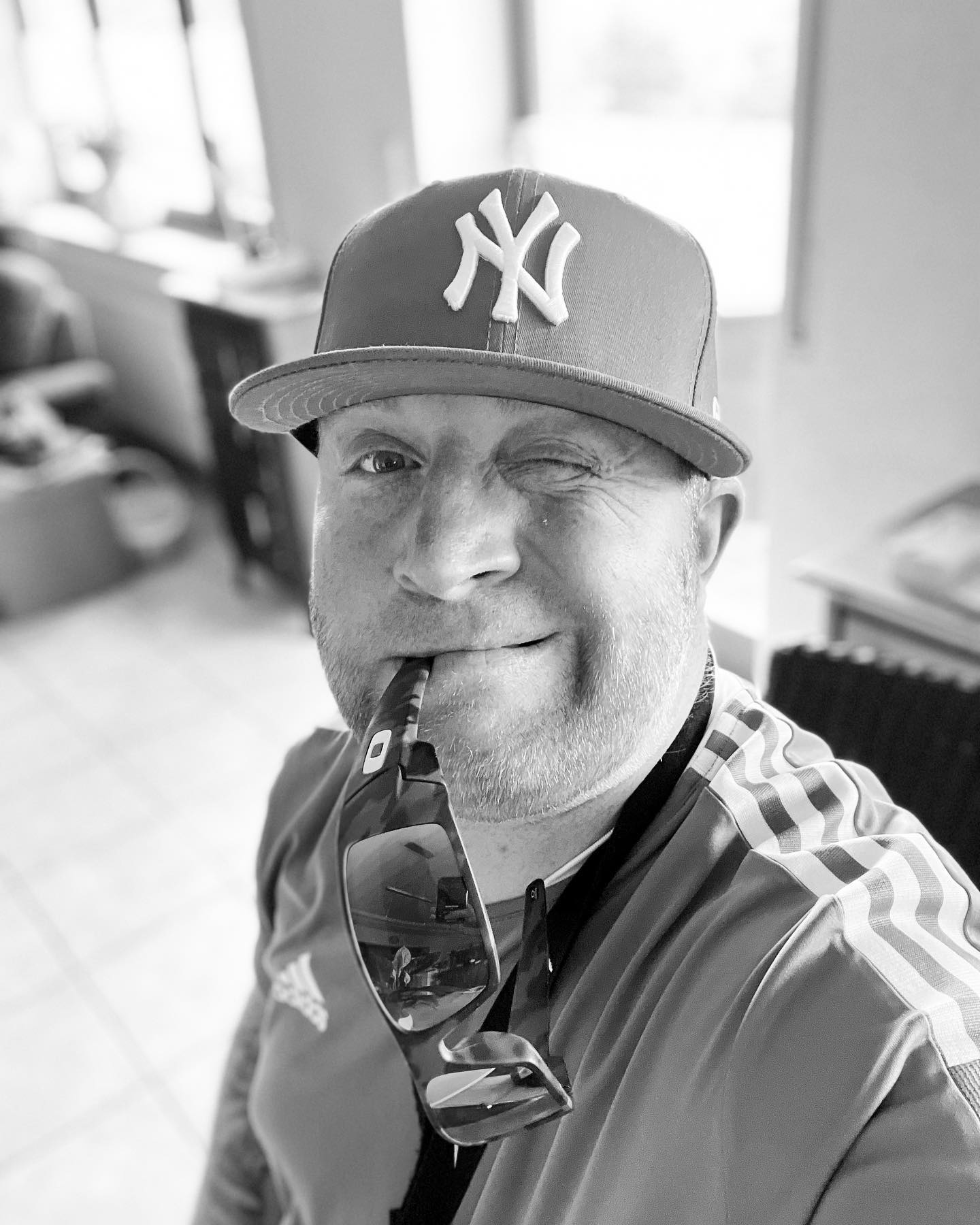 Und weiter geht’s mit LEBEN…. Heut war der große Tag. Hab ihn mit Bravour gemeistert. Dank @tantejani und @conny.kolb62 bin ich erst garnicht auf Miese Gedanken gekommen.

Auf den ersten Blick ist erstmal alles beim alten und nichts ist dramatisch gewachsen. Leber immer noch beschissen, aber mir geht’s grad gut damit.

Durchatmen und bald geht’s in die Reha ins Allgäu. 4 Wochen lang den ganzen Juni. 🤙 niemals aufgeben und immer wieder sagen … nicht unten bleiben … sondern weitermachen und leben… 

#krebsblogger #krebsisteinarschloch #krebskämpfer #krebskrank #cancer #cancerfighter #lifestyle #lifeisgood #lifeisbeautiful #lifecoaching #lifegoals #lifeofadventure #love #selfie #healthylifestyle #healthy #gesundheit #gesundleben #krank #krankheit #lebensfreude #lebengenießen #lebensqualität #lebedeinleben #lebensmotto #fickdichkrebs #zitate