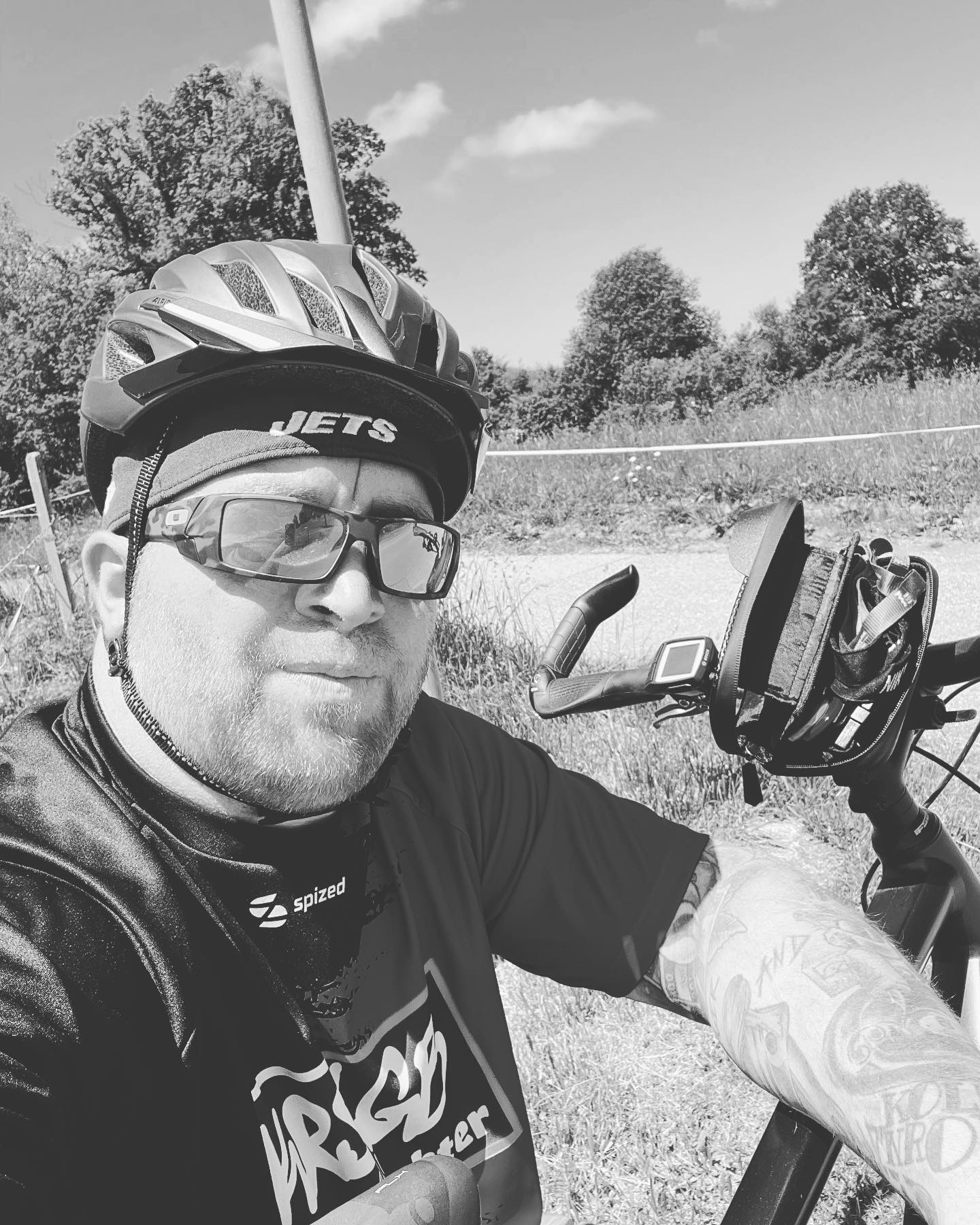 sooo angekommen in der Reha.

Erstmal alles ungewohnt. Aber sehr nette Leute. Die Klinik liegt wunderschön und man kann hier sehr viel machen… schwimmen radeln alles was man möchte. 

Die anderen Besucher wie auch Ärzte und Schwestern und das ganze Personal ist super freundlich.  Essen schmeckt Zimmer super. 

Bisher alles mega. Ich berichte natürlich wie es weitergeht. 

Heute war ich allein mal ne Runde aufm Bike.  Langsam anfangen aber bin bisschen stolz auf meinen Körper so ein Tag nach der Chemo bisschen radeln ❤️😀 geilomaticoooo

@spized.sportswear ( braucht ihr noch nen verschwitzen Fettsack als Model Model ?😂🤟) 

#krebsblogger #krebsisteinarschloch #krebskämpfer #krebskrank #cancer #cancerfighter #lifestyle #lifeisgood #lifeisbeautiful #lifecoaching #lifegoals #lifeofadventure #love #selfie #healthylifestyle #healthy #gesundheit #gesundleben #krank #krankheit #lebensfreude #lebengenießen #lebensqualität #lebedeinleben #lebensmotto #fickdichkrebs #zitate