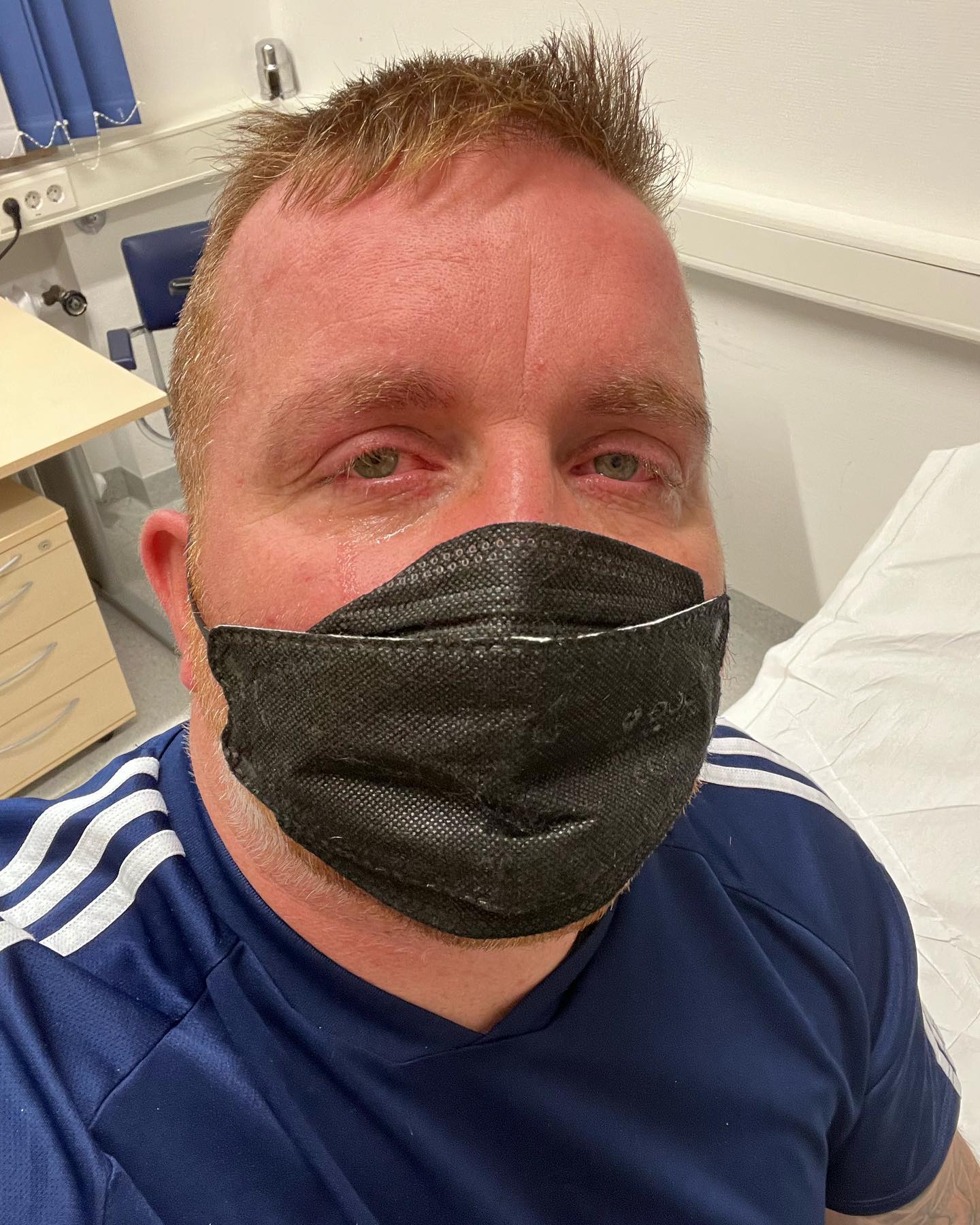 Ja auch das ist Krebs… allerdings die hässliche Seite. 

Nach 3 schlaflosen Nächten, voller Schmerzen die zum Ende hin so schlimm waren das ich nur noch in die Hocke konnte und meine Fäuste gepresst hab und geschrieen… ekelhaft… hilflos… mir hat leider keiner zugehört und mit mir geredet. Ich habe genau gesagt was mir hilft doch weder die Rehaklinik(deren stärkstes Schmerzmittel Aspirin war, kein Scherz) noch die Ambulanz… ich sagte Flüssigkeit Dipi und Sauerstoff… bitte … mehrmals ich hab geheult und quasi  gefleht … leider wollte sie es mir nicht geben … dann Morphium.. ja bisschen besser aber ich reagier das mir Hitze und Schwindel … also mit allem was die Sache mit dem nicht hinlegen noch erheblich verstärkt … doch dieser Arzt war sich seiner Sache sicher … 
Hab es verweigert .. er hat mir einfach nicht zugehört … tattoos und schwitzen … >>>drogensüchtig oder was denkt der Mann sich ? 🙈…
Ich weiß genau was mein Körper brauch in diesem Moment und nach weiteren 2 Stunden Höllen leiden … endlich … Dipi Flüssigkeit und Sauerstoff… ratet mal wer dann nach 30min aufatmend im Bett lag … ja .. Wieso hört ich uns nie zu … wieso redet man 3 Stunden nicht mit mir .. wieso … ich versteh die Welt nicht …. Die schrecklichsten 48std bisher .. wenn dir niemand glaubt oder dir mal zuhört was wo schmerzt und wie man dir helfen kann… ich bin fassungslos …wütend traurig und hab so Angst das mal wieder sowas passiert und du einfach wie ein Arschloch behandelt wirst … Stress hin oder her … ich bin ein Mensch und kein Depp … ich will entscheiden was in meine Adern kommt und nicht einen Notarzt der die Augen verdreht … ja wäre einfach… abschießen mit Drogen dann hält er den Mund … neee nicht mit mir .. mein Körper.. mein Krebs mein Leben … meine Angst …

!!!!!! BITTE HÖRT UNS ZU !!!!!

#krebsblogger #krebsisteinarschloch #krebskämpfer #krebskrank #cancer #cancerfighter #lifestyle #lifeisgood #lifeisbeautiful #lifecoaching #lifegoals #lifeofadventure #love #selfie #healthylifestyle #healthy #gesundheit #gesundleben #krank #krankheit #lebensfreude #lebengenießen #lebensqualität #lebedeinleben #lebensmotto #fickdichkrebs #zitate#darmkrebs #palliativ