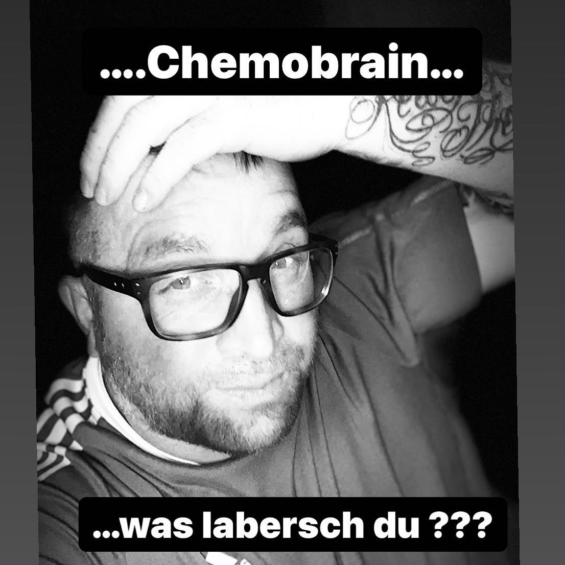 Chemobrian

Erst in der Reha wurde mir so richtig bewusst … du bist nicht alleine. Was wollte ich nochmal ? Wo war mein Zettel jetzt nochmal ? Sorry wie war dein Name nochmal ? ach stimmt ich wollte mich melden … endlich jemand dem es genau so geht… 

Ab und an vergisst man einfach was der Körper und vor allem der Kopf alles leisten musste. Die Diagnose verarbeiten, die ganzen Nebenwirkungen der Chemotherapie und dann war da noch diese Angst und dieser Schatten der einen verfolgt. Wir geben unser bestes, jeden Tag ♥️ 

Was selbst gesunden Menschen  manchmal schwer fällt ist für uns noch ein bisschen kniffliger 🥸 

#krebsisteinarschloch #krebskämpfer #krebskrank #cancer #cancerfighter #lifestyle #lifeisgood #lifeisbeautiful #lifecoaching #lifegoals #lifeofadventure #love #selfie #healthylifestyle #healthy #gesundheit #gesundleben #krank #krankheit #lebensfreude #lebengenießen #lebensqualität #lebedeinleben #lebensmotto #fickdichkrebs #zitate