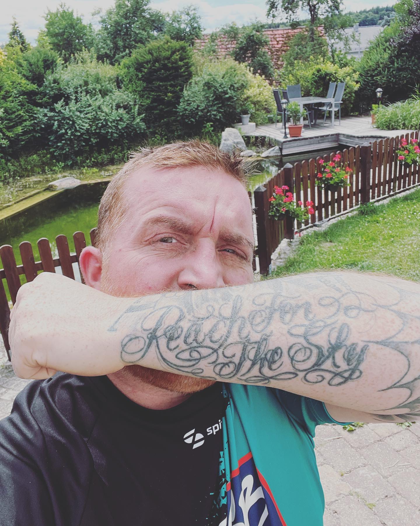 Haben deine Tattoos eine Bedeutung ?

Keine meiner Tattoos wurde aufgrund seiner tiefen Bedeutung heraus gemacht. 

Dieses allerdings erinnert mich an eine ganz besondere Zeit. 

Als @vince_sinnerscirclehdh und @tattoo.ole @sweaty.axl.tattoo im alten Laden saßen, wir hatte Bierchen und ich hab dieses Teil bekommen. Wahnsinn😀🫶

REACH FOR THE SKY 

Greif nach den Sternen, nicht nur ein wahnsinnig geiler Song von Mike Ness dem Sänger von @socialdistortion sondern für mich grad ein wenig mehr. 

Mit meiner Erkrankung 

Ich greife ins Ungewisse, und ich schau nach oben. 

Für mein Leben aktuell. Ich weiß nicht was noch passieren wird. 

Aber ich ich geh erhobenen Hauptes durch diese Zeit. ♥️🫶

Damals war’s nen Song 😂✌️

#krebsisteinarschloch #krebskämpfer #krebskrank #cancer #cancerfighter #lifestyle #lifeisgood #lifeisbeautiful #lifecoaching #lifegoals #lifeofadventure #love #selfie #healthylifestyle #healthy #gesundheit #gesundleben #krank #krankheit #lebensfreude #lebengenießen #lebensqualität #lebedeinleben #lebensmotto #fickdichkrebs #zitate