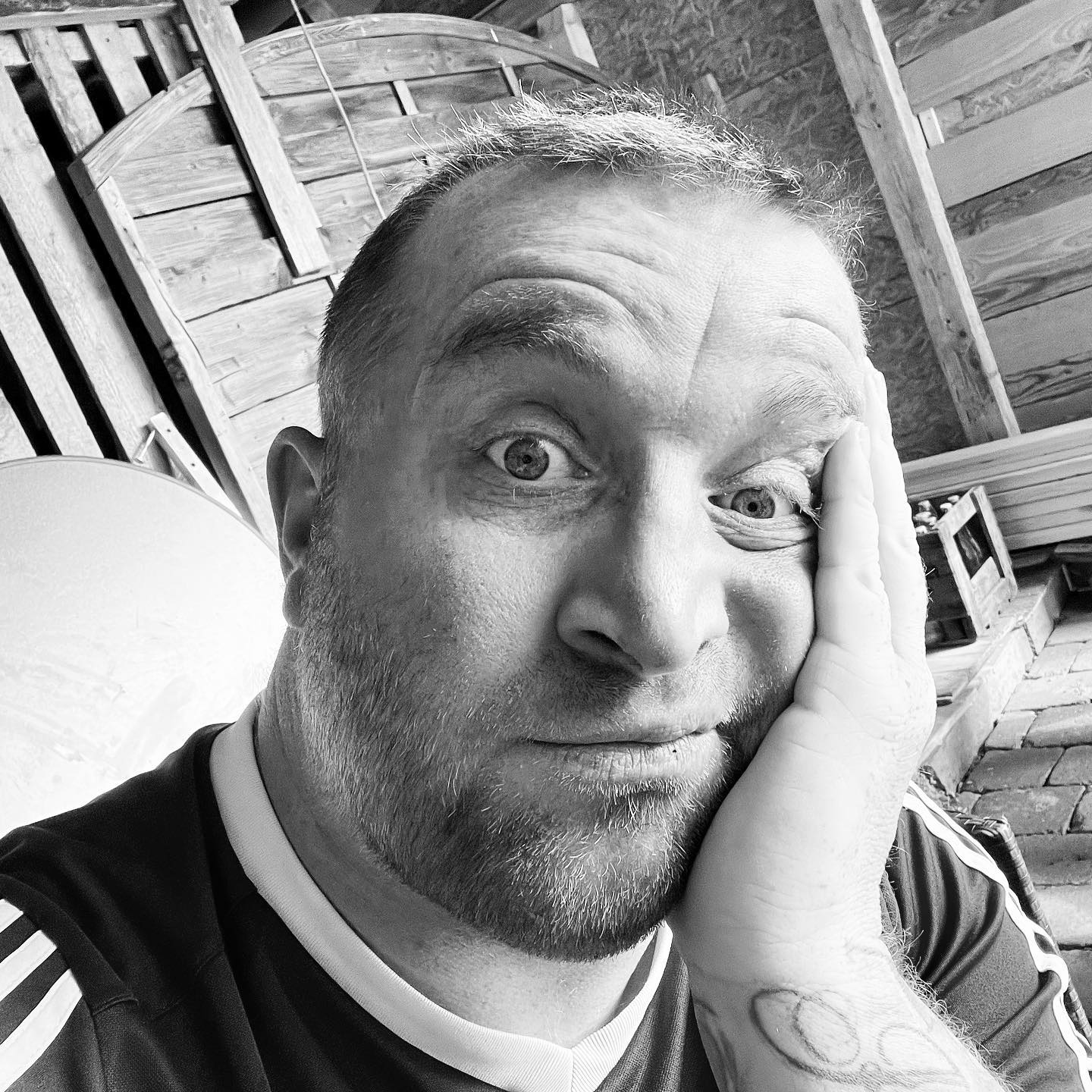 Bleib besser drinne, geh in Schatten. Kühl dich mal ab. Viel trinken Crem dich gut ein. Wollten dich erst fragen ob mit an See willst aber ….Leute Leute Leute …. ja ich meckere auf hohem Niveau. Könnte auch regnen oder kalt sein …. Aaaaaber 😂🫵😀….

Spaß beiseite, diese Jahreszeit verlangt alles ab von mir … diese schwüle isr nicht auszuhalten. 

Jeden Schluck den ich trinke fließt gekonnt am ich hab jetzt keinen Durst mehr Knorpel vorbei … ich fühl mich immer ausgetrocknet. Mein Hirn arbeitet auf halber Stufe und mein Körper zeigt mir mal wieder Bereiche die ich so nicht bis kaum kenne. Jeder Muskel schmerzt. Morgens mittags und abends eine schwere Herausforderung die auch auf die Psyche schlägt. Schneller gereizt, komplett am Ende keine Puste schlapp …

Sorry an alle und jeden 🫵😀😀 aber das ist echt nicht meine Glanzleistung die ich in allen Bereichen ausübe während diesen paar Wochen grade. 

So schlapp und solche Schmerzen hatte ich zuletzt nach der OP. Dass wirklich alles weh tut und man zu schlapp ist nen film anzuschauen an manchen Tagen. 

Aber ein Ende ist ja in Sicht. 

Bald kommt der Schatten und Wikingerblutkolbe kann wieder barfüßig durch den Schnee voltigieren. 🫶

#krebsblogger #krebsisteinarschloch #krebskämpfer #krebskrank #cancer #cancerfighter #lifestyle #lifeisgood #lifeisbeautiful #lifecoaching #lifegoals #lifeofadventure #love #selfie #healthylifestyle #healthy #gesundheit #gesundleben #krank #krankheit #lebensfreude #lebengenießen #lebensqualität #lebedeinleben #lebensmotto #fickdichkrebs #zitate