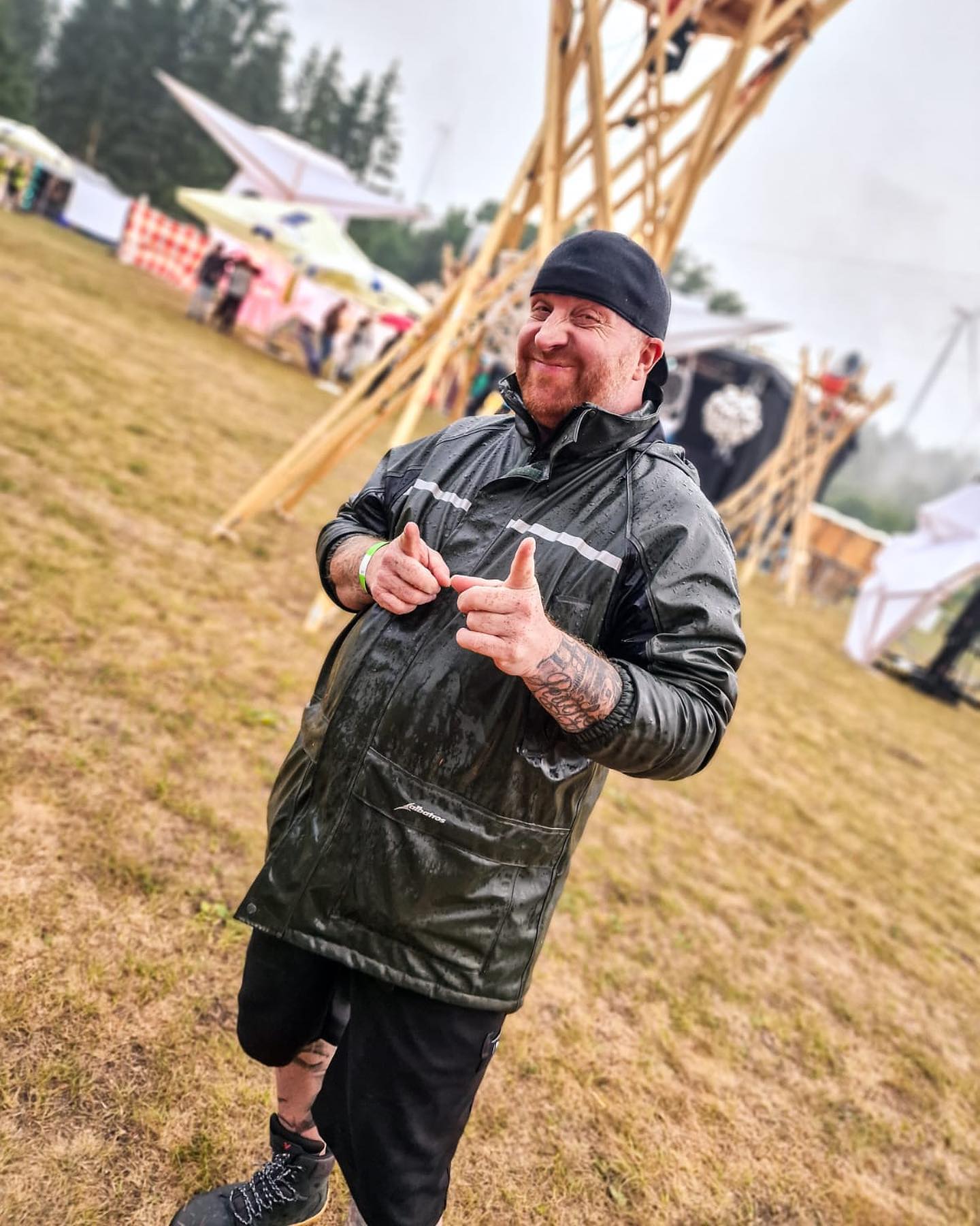 Alter schau dir den Typ an … macht hier ein auf ohhh ich bin so krank und hüpft dann bei Regen durch den Schlamm. 

Auch das ist Krebs… wenn es einem endlich mal soweit gut geht einfach machen und sich von keinem und niemand sagen lassen, dass geht nicht, du schaffst das nicht….denk an dies und denk an das. Ignoriere Dinge wie, Schmarotzer du gehörst ins Bett, ignoriere Worte wie Simulant und du liegst uns auf der Tasche … schau mal nach dir selber und höre auf den Körper. Ihr zusammen entschiedet was wann wo passieren wird. 

Wir hatten nen unfassbar geilen Abend ❤️❤️ und seit langem fühlt sich’s mal wieder normal an, and solchen Tagen … ein Gefühl das sonst nichts und niemand simulieren kann….. um es zu erleben muss man raus 🫶

#krebsisteinarschloch#darmkrebs#krebskämpfer #krebskrank #cancer #cancerfighter #lifestyle #lifeisgood #lifeisbeautiful #lifecoaching #paliativ #darmkrebs#lifeofadventure #love #selfie #healthylifestyle #healthy #gesundheit #gesundleben #krank #krankheit #lebensfreude #lebengenießen #lebensqualität #lebedeinleben #lebensmotto #fickdichkrebs #zitate