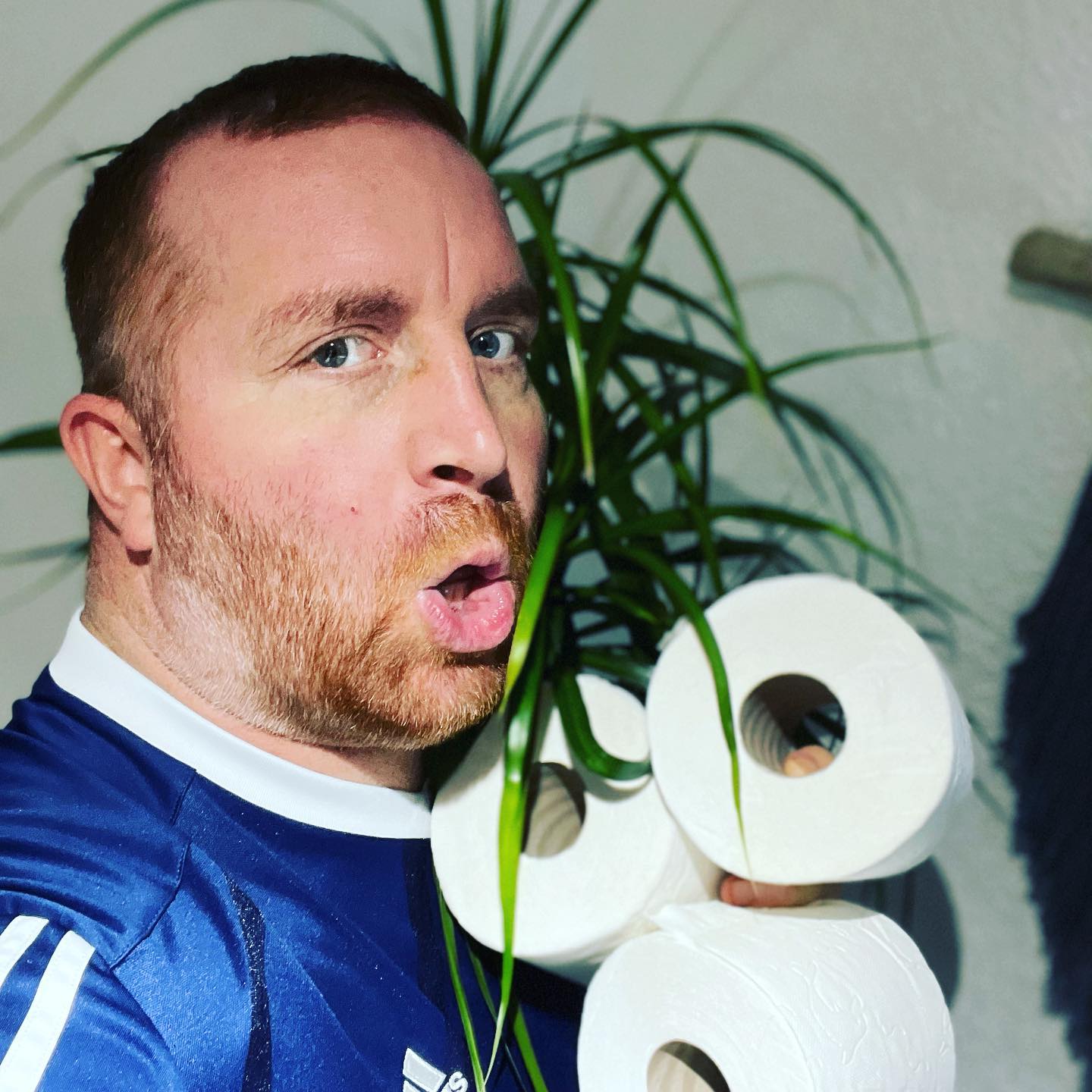 Ich bin Michael, 39 Jahre aus Baden Württemberg.
Ich habe DARMKREBS und bin trotzdem 🥰 hübsch.

Unheilbar, Palliativ …. hört sich kacke an .. aber die Uhr dreht sich weiter ♥️ (also machen wir uns die Welt, wie sie uns gefällt) 

Ich kämpfe für mehr Humor und für mehr Offenheit beim Thema Krebs.

Ohne Filter, ohne Werbung ohne Partnerschaften… 

Ich begleite meinen Weg mit dieser unschönen eher sperrigen und komischen Diagnose.

Ihr dürft das gerne teilen und Menschen verlinken um eine (etwas speziellere Art) um mit Krebs umzugehen zu zeigen.
Gefällt nicht jedem … mir aber sowas von egal 😃😘😘

Mfg euer definitiv 10 mal vom Wickeltisch gefallener DARMKREBSMESSIAS 

#darmkrebs#krebskämpfer #krebskrank #cancer #cancerfighter #lifestyle #lifeisgood #lifeisbeautiful #lifecoaching #paliativ #darmkrebs#lifeofadventure #love #selfie #healthylifestyle #healthy #gesundheit #gesundleben #krank #krankheit #lebensfreude #lebengenießen #lebensqualität #lebedeinleben #lebensmotto #fickdichkrebs #zitate