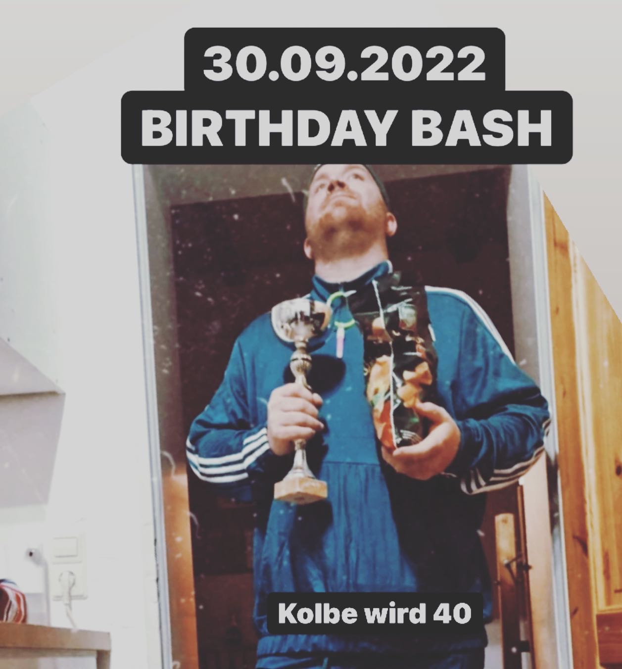SAVE THE DATE

Kolbes Bday Bash 40th Jogginghosen Bad Taste 
30.09.2022 ab 19:30-05:00 
Familie,Freunde, Bekannte und Feinde, Ärzte Pfleger alle sind willkommen. Im Populär in Heidenheim an der Brenz (Erst Garten, dann nachher drinne) —- Eintritt frei —-
Wer in Jogginganzug kommt wird mit einer Dose Bier belohnt. 
Kommt von nah und fern und trinkt mit uns 
Ich brauch wirklich nichts, also knallt euch lieber an der Party Außenbar bisschen einen hinter die Binde und dann dancen wir zu
Geile Mucke mit Geilen Getränken 
Beschde 

Bis bald 😉♥️♥️♥️

@populaer.hdh
