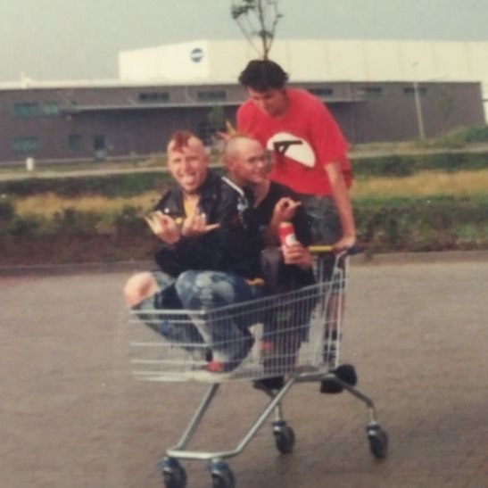 Wir alle waren mal jung 😂✋✋

Und jaaaa wir waren so einkaufen … ich Sitz vorne natürlich 😂

Damals mit circa 18 
Kolbe lebt sein Leben 

#darmkrebs#krebskämpfer #krebskrank #cancer #cancerfighter #lifestyle #lifeisgood #lifeisbeautiful #lifecoaching #paliativ #darmkrebs#lifeofadventure #love #selfie #healthylifestyle #healthy #gesundheit #gesundleben #krank #krankheit #lebensfreude #lebengenießen #lebensqualität #lebedeinleben #lebensmotto #fickdichkrebs #zitate