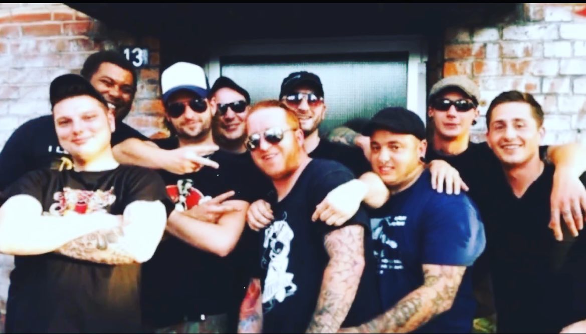 Damals waren wir in Hamburg …. Oder noch weitere Chaos Wochenenden.

Doch diese Reise die bis dato alles erlebte und gesehene in den Schatten stellt, war einfach die Spitze. 

Am Ende sind wir dann in einer rießen Bar als Dropkick Murphys durchgegangen und durften machen was wir wollen … ich war übrigens der Manager 😂
2 Hasen wurden ein Hahn eine 10 Kilo Melone und viele Dinge über die man bis heute nicht reden sollte sind passiert 🥰😘

Unvergleichlich unvergessen 

Always Anti 🫶

#krebsisteinarschloch#darmkrebs#krebskämpfer #krebskrank #cancer #cancerfighter #lifestyle #lifeisgood #lifeisbeautiful #lifecoaching #paliativ #darmkrebs#lifeofadventure #love #selfie #healthylifestyle #healthy #gesundheit #gesundleben #krank #krankheit #lebensfreude #lebengenießen #lebensqualität #lebedeinleben #lebensmotto #fickdichkrebs #zitate