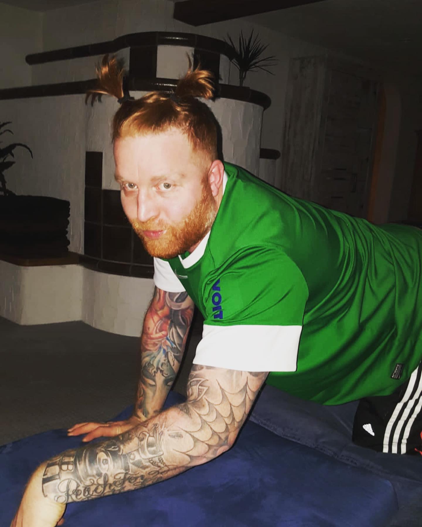 Der Grund für dieses Bild ist mir auch schleierhaft. 

Dennoch bei näherem hinsehen ist es dich genau sowas was das Leben besonders macht. 

Erinnerungen. 

Viele davon schon leicht blass und einige aber auch präsent im Vordergrund. 

Wir alle haben jetzt die Chance diese Erinnerungen zu formen. Ob gesund oder krank, ob 14 oder 67….. wir formen sie immer im hier und jetzt. Also bist du der Nörgler? der Unausgeglichene? Oder bleibst du der Starke? Der Angeber der Lügner oder der Betrüger?

Oder fängst du jetzt endlich mal damit an, den Menschen genau das zu zeigen was für dich das Leben ausmachen soll. 

Fang wir mal an … was sollen die mal über uns sagen ?…. Spannender Gedanke der mich echt manchmal erdet.

Danke fürs lesen ihr kleinen Zuckermelonen 😘🤞

#krebsisteinarschloch#darmkrebs#krebskämpfer #krebskrank #cancer #cancerfighter #lifestyle #lifeisgood #lifeisbeautiful #lifecoaching #paliativ #darmkrebs#lifeofadventure #love #selfie #healthylifestyle #healthy #gesundheit #gesundleben #krank #krankheit #lebensfreude #lebengenießen #lebensqualität #lebedeinleben #lebensmotto #fickdichkrebs #zitate