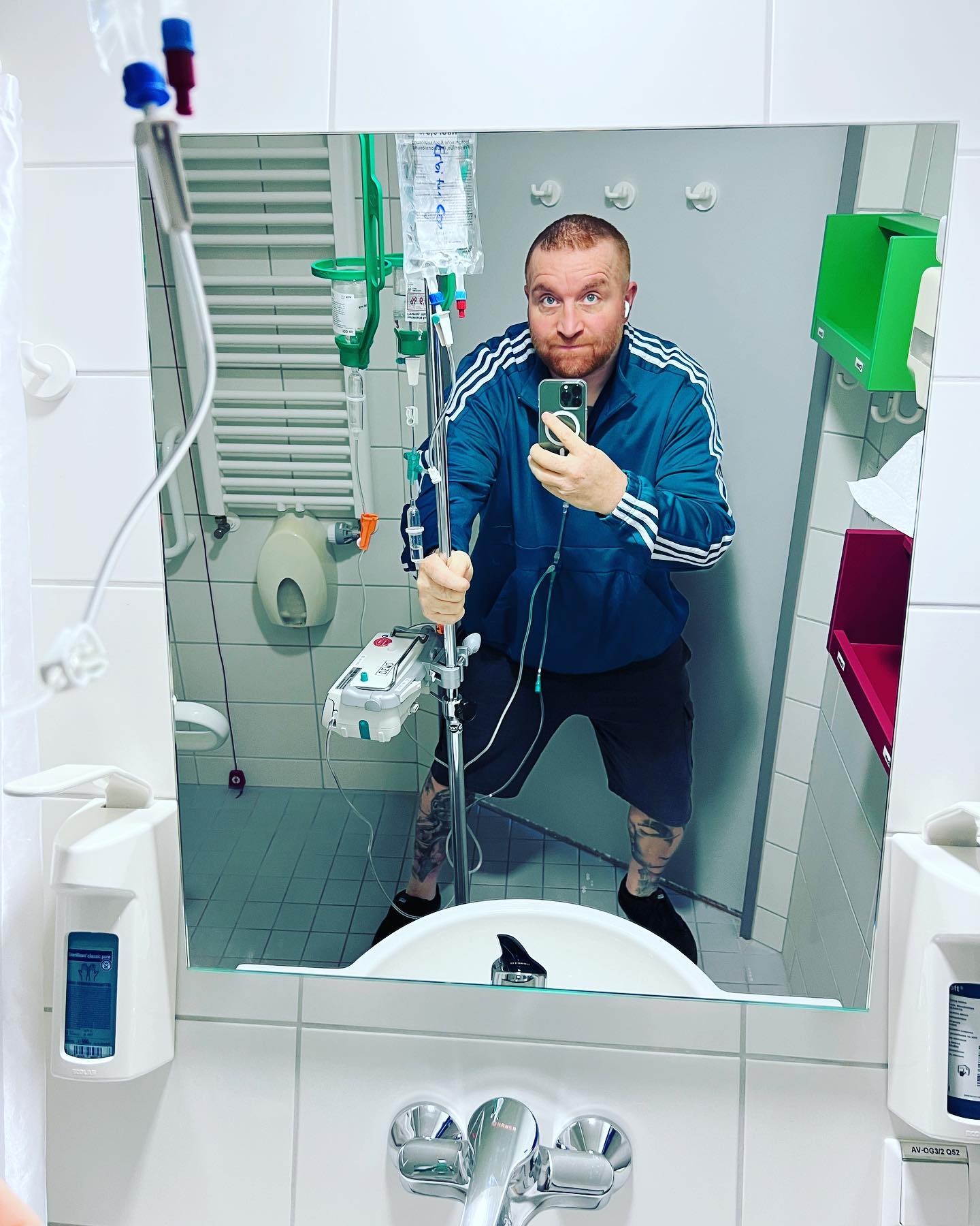 Jeden Dienstag … ein Leben lang gebunden … der Plan steht aktuell für immer. 

Nun ich hab mich heute komischerweise gefreut auf das Krankenhaus. Ich hab das Gefühl aktiv dagegen anzugeben. Auch wenn Ich weiß der Tag und morgen sind für die Tonne. Man hat ja immer die Hoffnung das irgendwie irgendwo irgendwann irgendwelche Metastasen kleiner werden oder abhauen. 

#krebsisteinarschloch#darmkrebs#krebskämpfer #krebskrank #cancer #cancerfighter #lifestyle #lifeisgood #lifeisbeautiful #lifecoaching #paliativ #darmkrebs#lifeofadventure #love #selfie #healthylifestyle #healthy #gesundheit #gesundleben #krank #krankheit #lebensfreude #lebengenießen #lebensqualität #lebedeinleben #lebensmotto #fickdichkrebs #zitate