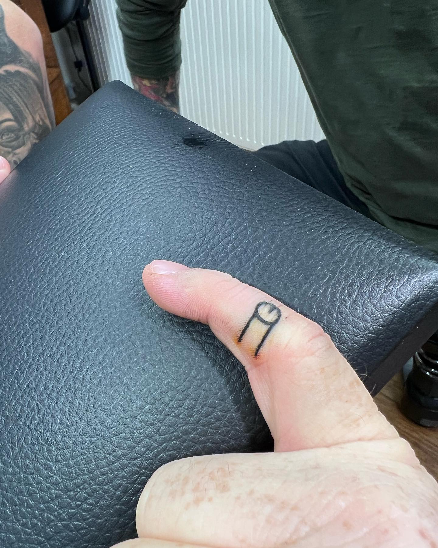 Macht sowas Sinn ?
Ja …. Ich denke schon 😘😀😀

@psycink @tattoo.ole vielen dank für die mega Session 

@sweaty.axl.tattoo @vince_sinnerscirclehdh  ihr könnt euch mal was überlegen. Hab noch ne Hand 🤞🙈😂😂😂 haha 

Öfters mal bisschen Kind sein und schon klappt’s mitm erwachsen sein. 

Danke ♥️♥️♥️🤩 das war unfassbar witzig 

#krebsisteinarschloch#darmkrebs#krebskämpfer #krebskrank #cancer #cancerfighter #lifestyle #lifeisgood #lifeisbeautiful #lifecoaching #paliativ #darmkrebs#lifeofadventure #love #selfie #healthylifestyle #healthy #gesundheit #gesundleben #krank #krankheit #lebensfreude #lebengenießen #lebensqualität #lebedeinleben #lebensmotto #fickdichkrebs #zitate