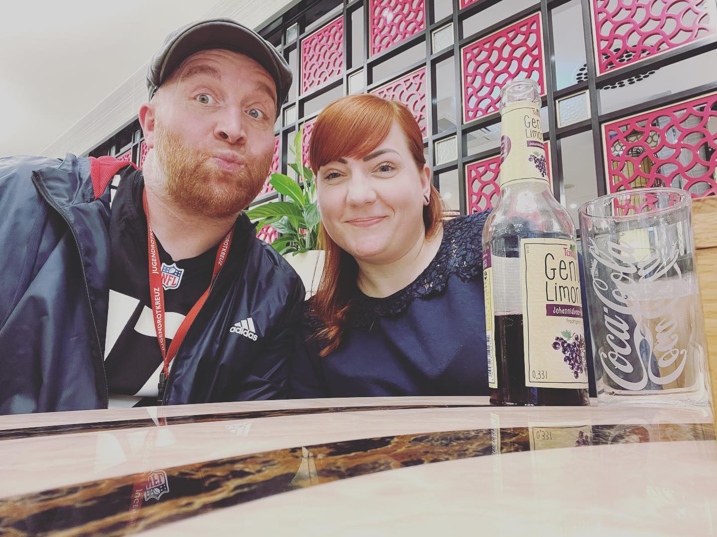 Hinter jedem Kämpfer steht eine kleine Armee von Menschen.

Oftmals werden sie übersehen. Sie müssen aber jeden Tag stark sein für uns. Sie müssen unsere Launen ertragen, sie müssen unseren Krebs miterleben und spüren Hochs und Tiefs mental genauso intensiv wie wir. Sie sind unser verlängerter arm wenn wir liegen und unsere Stimme wenn wir schlafen.  Sie sind unser Halt wenn wir unsicher sind, sowie unser Stein wenn wir im Ungewissen schweben. 

Danke einfach 😀 @tantejani 😍🫶 und meine ganze Familie meine Freunde, meine Ärzte Pfleger und einfach jedem der mir die Daumen drückt 😀♥️🤘🤘

Bei @tattooedcancerfighter könnt ihr übrigens mal ein Profil von der anderen Seite kennenlernen 😀🤘

#krebsisteinarschloch#darmkrebs#krebskämpfer #krebskrank #cancer #cancerfighter #lifestyle #lifeisgood #lifeisbeautiful #lifecoaching #paliativ #darmkrebs#lifeofadventure #love #selfie #healthylifestyle #healthy #gesundheit #gesundleben #krank #krankheit #lebensfreude #lebengenießen #lebensqualität #lebedeinleben #lebensmotto #fickdichkrebs #zitate