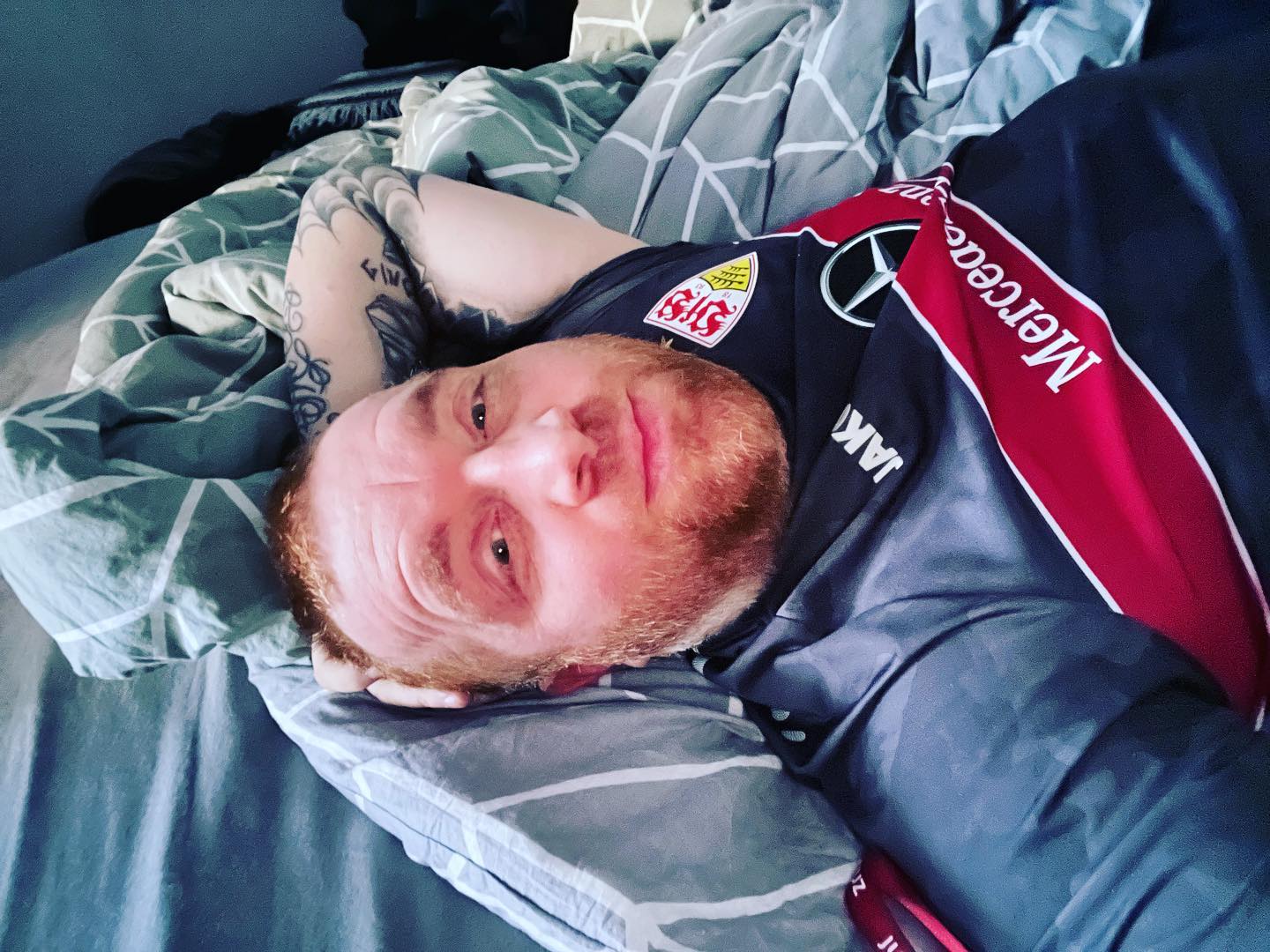 CHEMOTAGE…. Ja ich seh aus wie ich mich fühle. Einfach elend. Könnte nen Buch schreiben was einem da alles weh tut. Dennoch möchte ich mal sagen was manchmal viel schlimmer ist. 
Die Psyche….. der Kopf. Oft vergessen und doch so unfassbar wichtig. Kleiner Streit und Launen sind teils vorprogrammiert…. Man möchte einfach ausbrechen aus seiner Haut. Man will es nicht wahrhaben und ist stinksauer. Manchmal auch enttäuscht, wieso frägt keiner wie es mir geht ? Wieso machen die grad heute was cooles. Wieso muss ich immer liegen ? Das machen die alle mit Absicht. Meine Zeit rennt mir weg … ich will nicht liegen … lieber bin ich störrisch und steh halt auf … ignoriere den Körper und werd bei jeder Bewegung daran erinnert. Boah ich hasse dich so sehr du drecks Krankheit. Kann mich nicht lange auf den Beinen halten… bin so sauer das ich mich verkrieche. Keiner versteht mich hier wohl … anscheinend bin ich der einzige der hier nen Problem hat. Euch geht’s allen gut. Ich bin totkrank. Während ihr schön tolle Sachen machen könnt, muss ich hier liegen. Ich bin so sauer. Alles ist langweilig. Alles trostlos und sie Stimmung hier ist richtig kacke. 

Es liegt an mir …. Ja natürlich liegt es an mir… keiner kann da was dafür … dennoch hört auf mir ständig euer perfektes Leben zu zeigen … ihr habt keine Ahnung … ich werd nicht mehr gesund … ich hab einfach Angst … dann kommen die Tränen … wieder nen Tag verschenkt … Wütend im Bett … über die Welt über die Menschen … über dich selbst…  ich war wieder richtig hässlich heute … hab mich wie ne Axt benommen …. War schnippisch … und war nicht  ich selbst …. So will ich nicht sein … besonders nicht jetzt … wenn deine Menschen mitleiden … 
denk doch vorher nach Mann … doch passiert es … manchmal …. Und das tut mir leid …. 
Danke Logbuch…. Nun kann man es vielleicht verstehen … wenn ich sage:
Heute ist nicht so mein Tag 💪🏻💪🏻💪🏻💪🏻 es kommen bessere…. Dennoch kämpfen eure liebsten mit an eurer Seite. Selbstlos und ohne Zweifel das alles gut wird. Dann erzählt es … und macht nicht jedesmal den gleichen Fehler … ich mach ihn trotzdem… viel zu oft … niemand kann aus seiner Haut .. doch diese zu akzeptieren momentan fällt schwer…