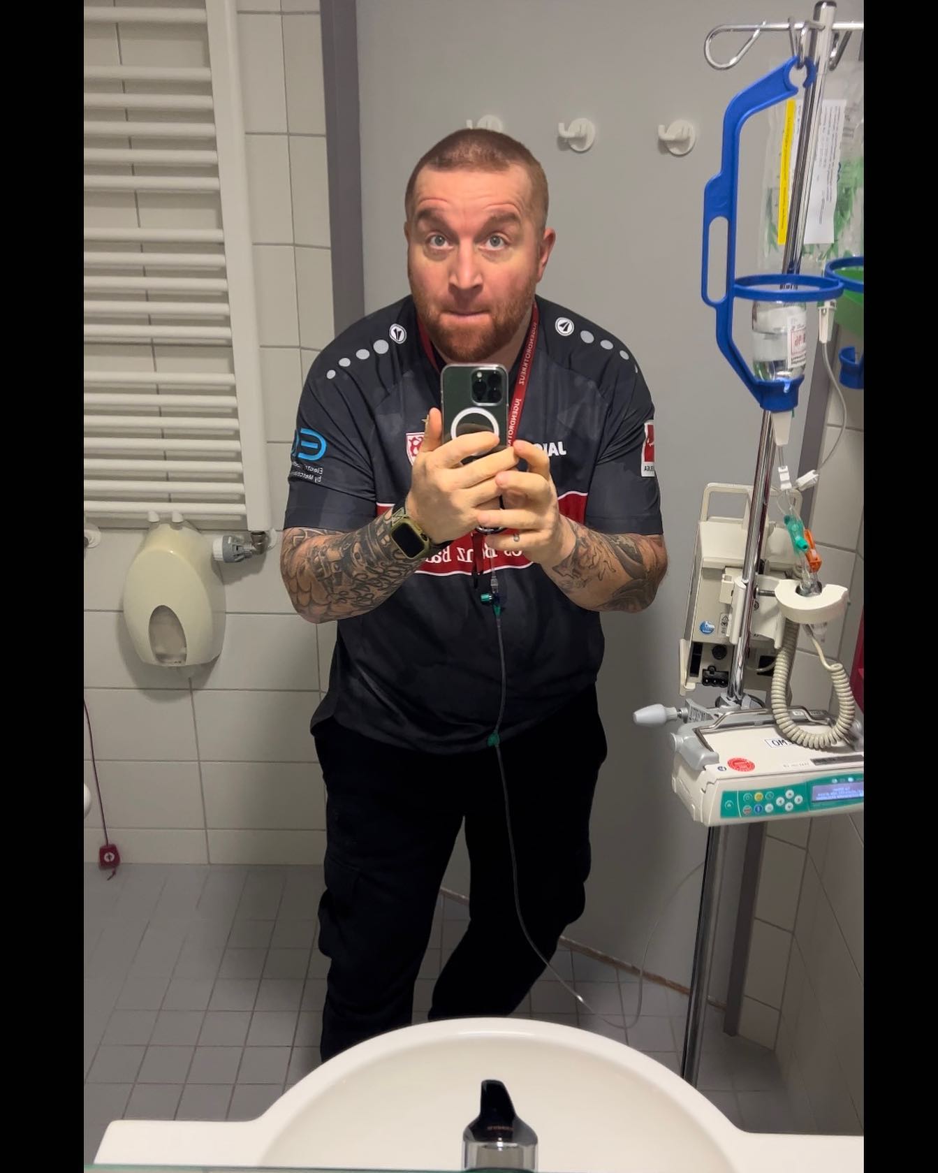 Dienstag ist Chemotag…. wie viel Lebenszeit ich bisher dort verbracht habe, kann ich mittlerweile garnimmer zählen. Immer in der Hoffnung das aus unheilbar irgendwann heilbar wird…… grade jetzt wenn die Tage kürzer sind …. Die Stimmung melancholischer wird und sich jeder von der besten Seite präsentiert, ist es für mich eine Herausforderung diesem ständigen Druck immer Stand zu halten. 

Immer wieder schöne Erinnerungen und Momente sammeln um solche Situation zu wuppen …… eins sag ich euch aber trotzdem…..
….ES IST ANSTRENGEND…..aber es lohnt sich jede Sekunde 🙏🙏

#krebsisteinarschloch#darmkrebs#krebskämpfer #krebskrank #cancer #cancerfighter #lifestyle #lifeisgood #lifeisbeautiful #lifecoaching #paliativ #darmkrebs#lifeofadventure #love #selfie #healthylifestyle #healthy #gesundheit #gesundleben #krank #krankheit #lebensfreude #lebengenießen #lebensqualität #lebedeinleben #lebensmotto #fickdichkrebs #zitate