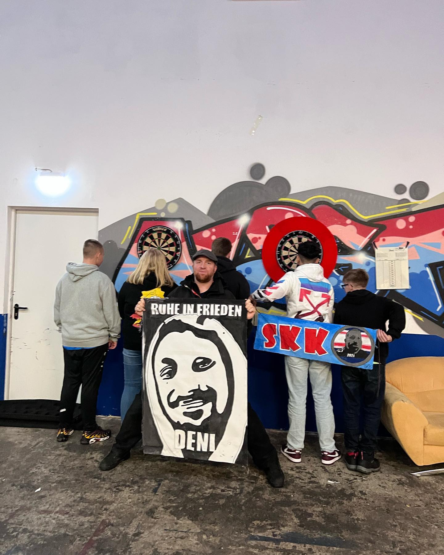 R.I.P. @cancerfluencer_deni 

Und vielen Dank an die Sektion Kämpfen Kolb SKK …. Für diese tollen Einblicke gestern. Hier findet Jugendarbeit statt. Im Fantreff werden Ideen geschmiedet, Taschengelder gezählt und zusammengelegt für neue Projekte und Shows während der Spiele. Ihr habt viel mehr Aufmerksamkeit verdient. Und ich danke EUCH für euerm Einsatz. Leider waren nicht alle da, aber nächstes mal machen wir ein Gruppenbild mit allen.

FUCK CANCER ♋️…. Und wenn ihr durch eure Choreografien nur 2 Leute dazu bewegt zur Vorsorge zu gehen …. Habt ihr mehr erreicht wie 90% der Jugendlichen (über die man ja immer nur schimpft)  hier passiert grad was sinnvolles … und dahin gehen die Spenden.
##

2023 wird legendär … 😜 auf viele weitere Mitglieder für die SKK 🍀🍀🍀

Danke einfach … ich kann es nur wiederholen … ihr seid der Hammer 🤩 

DEN SPENDENLINK FINDET IHR OBEN IN MEINEM Profil 

🤩🤩🫶🫶

#krebsisteinarschloch#darmkrebs#krebskämpfer #krebskrank #cancer #cancerfighter #lifestyle #lifeisgood #lifeisbeautiful #lifecoaching #paliativ #darmkrebs#lifeofadventure #love #selfie #healthylifestyle #healthy #gesundheit #gesundleben #krank #krankheit #lebensfreude #lebengenießen #lebensqualität #lebedeinleben #lebensmotto #fickdichkrebs #zitate