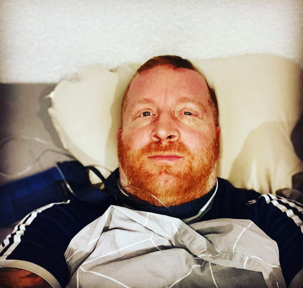 Dieses Bild entstand vor circa einem Jahr. Damals noch unter der Hochdosis Chemotherapie. Auch damals ein Kämpfer und mich durchgebissen…. Alle für unser eine Ziel… nochmal Weinachten 😇🎅🎅 nochmal Geburtstag und nochmal ins Kino …… darum versuche ich jeden Moment irgendwie so sehr zu genießen 😉 ein voller Akku hilft mir über schlechte Zeiten. 

Wenn es mir gut geht versuche ich so viel zu machen wie mein Körper zulässt. Ich bin so froh dieses Jahr sagen zu können…. ja ich hab es besser als letztes… Trotz vieler Einschränkungen versuche ich immer alles zu geben. 🫶🙏🙏 

Vielen Dank fürs Folgen. Das ganze Internet Geflimmer gibt mir doch auch sehr viel Kraft 😅❤️ und ohne euch würde das doch keinen Sinn machen. 

Das Bild sieht traurig aus … doch steht es für mein aushalten 😇

#krebsisteinarschloch #darmkrebs#krebskämpfer #krebskrank #cancer #cancerfighter #lifestyle #lifeisgood #lifeisbeautiful #lifecoaching #paliativ #darmkrebs#lifeofadventure #love #selfie #healthylifestyle #healthy #gesundheit #gesundleben #krank #krankheit #lebensfreude #lebengenießen #lebensqualität #lebedeinleben #lebensmotto #fickdichkrebs #zitate