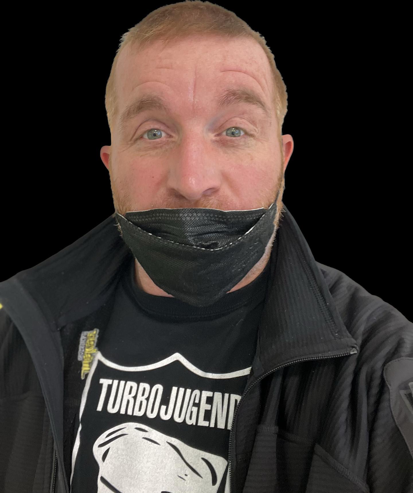 Hier bin ich wieder. Im Krankenhaus hat es mich gepackt. Wieder ne Familie gesehen im Aufzug. Glückwunsch nickte ich lächelnd zu. Doch beim aussteigen laufen nur noch die Tränen. Also aufs Klo. Da sitzt er wieder. Und lacht mich aus. Der kleine Krebs. Da hinten auf dem Waschbecken. Er lacht wieder und sagt mir: sowas wie grade ist doch toll, leider nicht für dich. Du Loser. ….. und weg ist er wieder. 
Soll ich jetzt jedem schönen Moment aus dem Weg gehen ? 
Soll ich jetzt einfach zulassen zu weinen? 
Soll ich wütend werden? Soll ich ignorieren? Oder soll ich mir einreden es könnte ja doch was werden ? Oder soll ich fest daran glauben? Geht man daran nicht kaputt?
Realistisch gesehen ? Was soll ich machen ? 

Was würdet ihr machen ?

Ich habe nach 5 Minuten das WC verlassen. 
Was für ein Drama? 

Genau aber das ist Krebs 🦀….genau das arbeiten wir jeden Tag….. jede Minute… jede Sekunde..

Trotzdem lachen wir…. 💪🏻💪🏻💪🏻 stay strong 💪🏻 💪🏻💪🏻💪🏻💪🏻

#krebsisteinarschloch #darmkrebs#krebskämpfer #krebskrank #cancer #cancerfighter #lifestyle #lifeisgood #lifeisbeautiful #lifecoaching #paliativ #darmkrebs#lifeofadventure #love #selfie #healthylifestyle #healthy #gesundheit #gesundleben #krank #krankheit #lebensfreude #lebengenießen #lebensqualität #lebedeinleben #lebensmotto #fickdichkrebs #zitate 

Und sorry an alle die ich noch nicht markiert hab ❤️😘 

Zusammen 2023 💪🏻💪🏻💪🏻