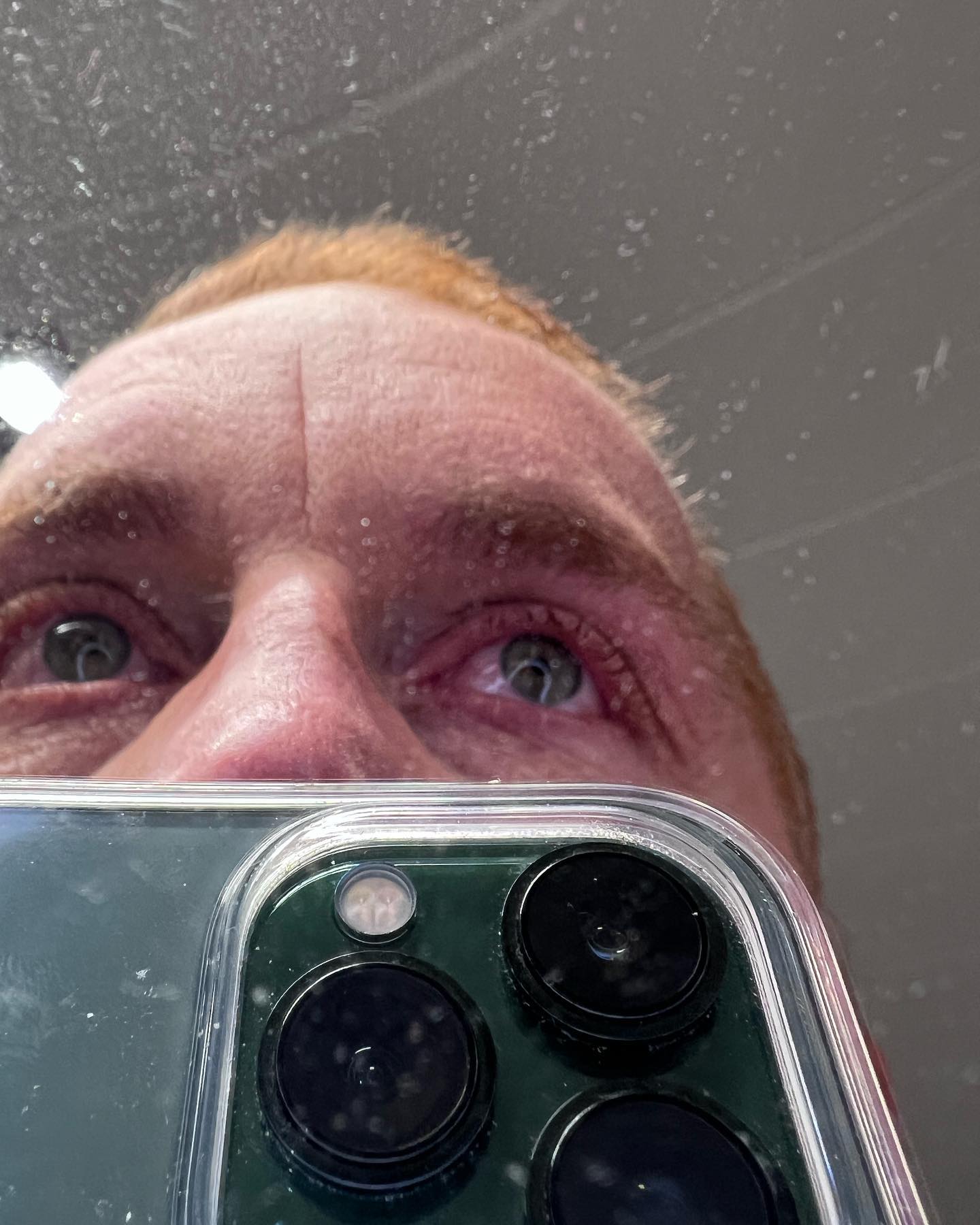 Wut und Angst … alle 3 Monate…. Das große CT … Ich lade euch mal kurz in meinen Kopf ein. 

Ich begegne diese beiden Emotionen in diesen Tagen mit einer Härte und Intensität, die ich seither nicht kannte. 

Ich bin aus Wut einige Kilometer gelaufen bis mir meine Wunde so unfassbar weh tat. Und trotzdem bin ich weiter. Bis mich meine Frau überredet hat stehen zu bleiben. Ich war so wütend. Ich bin vom Krankenhaus Richtung Hause gelaufen. Für mich natürlich unfassbar gefährlich mich von null auf hundert so anzustrengen. Gemischt mit Stolz, Trauer und Verständnis gegenüber der Wut wie dumm das war ging es nach Hause. Ich hatte 2 Tage solche Schmerzen dass ich nichtmehr stehen konnte.

Heut kam die hart ohnmächtige Trauer dazu. Kein Platz für Freude. Ablenken mit Quatsch und WhatsApp. Ablenken bis du kurz alleine bist und da ist er wieder……

Ohnmacht heißt der Zustand…. Handlungsfähigkeit. Einfach warten was der Automat ausspuckt. Es ist die Hölle. 

Trotzdem bin ich stark heute … ich bin stark…. Ich hör mir jedes Wort an und werde es akzeptieren 💪🏻 

Ich kann nicht schlafen. Ich bin fertig. …. Hier auch das ist mein Job …. Jeden fucking Tag. 

Jetzt geht es wieder … ich schau was cooles an … ich lese diesen Text nochmal .. hoffentlich schlaf ich bald ein … dann geht dieser Termin bald vorbei … 

Ich bin stark. @tantejani wir schaffen das ❤️🥰 das heute 🥰 ich liebe dich 💕 

#krebsisteinarschloch #darmkrebs#krebskämpfer #krebskrank #cancer #cancerfighter #lifestyle #lifeisgood #lifeisbeautiful #lifecoaching #paliativ #darmkrebs#lifeofadventure #love #selfie #healthylifestyle #healthy #gesundheit #gesundleben #krank #krankheit #lebensfreude #lebengenießen #lebensqualität #lebedeinleben #lebensmotto #fickdichkrebs #zitate