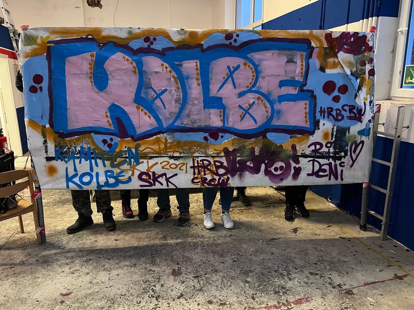 Der heutige Tag ….

Zu hören es wird schlechter und es sind neue Herde dazugekommen…
Man fällt fast vom Stuhl… man fällt in tiefe Trauer und ist einfach schockiert. 

Umso wichtiger dem Körper hier trotzdem noch ne Ladung gute Laune zu geben. 

Also besuchte ich die Jungs für die ihre alle so toll gespendet habt. 

So wurde ich empfangen… Leute …. Das ist so wichtig … geheult beim hinfahren … gelacht beim heimfahren …

Jetzt noch schlechtes Essen und nen Dummen Film und mein Tag endet mit einer inneren Laune die sehr traurig ist und es nicht viel braucht…. Aber eine Laune die mich am hoffen und kämpfen hält… ich bin stolz so tolle Menschen zu kennen…. Das gibt mir Kraft ❤️❤️❤️🙏 Danke … ihr wisst garnicht wie mir das gut tut, auch wenn ich selten dabei sein kann 😬🙏🙏

Genug ….. jetzt bekomm deinen Arsch demnächst wieder hoch …. 💪🏻💪🏻💪🏻 you only have one JOB Kolbe … auf geht’s 💪🏻💪🏻💪🏻🙏🙏 mit euerm support natürlich 

#darmkrebs#krebskämpfer #krebskrank #cancer #cancerfighter #lifestyle #lifeisgood #lifeisbeautiful #lifecoaching #paliativ #darmkrebs#lifeofadventure #love #selfie #healthylifestyle #healthy #gesundheit #gesundleben #krank #krankheit #lebensfreude #lebengenießen #lebensqualität #lebedeinleben #lebensmotto #fickdichkrebs #zitate 

#krebsisteinarschloch #darmkrebs#krebskämpfer #krebskrank #cancer #cancerfighter #lifestyle #lifeisgood #lifeisbeautiful #lifecoaching #paliativ #darmkrebs#lifeofadventure #love #selfie #healthylifestyle #healthy #gesundheit #gesundleben #krank #krankheit #lebensfreude #lebengenießen #lebensqualität #lebedeinleben #lebensmotto #fickdichkrebs #zitate