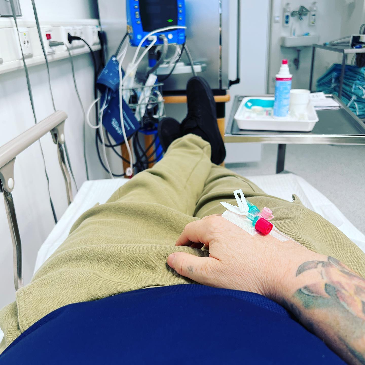 Da liegt er wieder. Kurz nen kleinen Eingriff. Leberpunktion. Ambulant. Hab ja noch 2 Tage zum relaxen. Dann ist wieder Wochenende. Ein bisschen Normalität. 

Normalität? Was ist das überhaupt? 

Was ich mir wünsche ? Oder was ich bereits kenne und für gut oder kacke erkläre. Ist das normal ? Wie früher ? 

Ist das überhaupt möglich? Denk doch mal nach: du bist chronisch krank. Es gibt kein normal mehr. Nichts ist wie früher. 
Bekomme ich es wenigstens annähernd hin wie früher? Wie damals. Wenn ich mich fest anstrenge, wird das doch sicher oder ? 
Spätestens an der Unbeschwertheit zu lachen scheitert es oftmals. 

Ja muss ich damit klar kommen jetzt ? Nie wieder wird es wie es war ? Alles ist jetzt anders ? 

Ich will eine Zeitmaschine, und zurück …. Und alles anders machen …. 

Und wenn ich dann einfach irgendwann genau so da stehe ? Ich hab es mir nicht ausgesucht. Das kam einfach. Hätte ich mehr acht geben solle auf mich ? Hätte ich mich besser vorbereiten sollen ?

Akzeptier es doch wie es ist. Du kannst nichts ändern. …. 

Was ist richtig ? ….. seit fast 2 Jahren stelle ich mir täglich diese Fragen. Ich hab keine Antwort. 

Unsicherheiten zerstören Träume und Wut zerstört Frieder und Trauer zerstört Zeit… was mach ich jetzt?

Ein Blick in meinen Kopf….

Ich kämpfe … ich werde gewinnen …

ES IST MEIN ERSTER KREBS —- WIR ÜBEN NOCH….

Es gibt weder falsch noch richtig … 💪🏻💪🏻 aufstehen Krone richten und weiter (das ist leicht gesagt) aber unsere einzige Chance was zu verändern. Das klappt oft aber nicht immer 😉

Heut klappt’s 😄😄

#krebsisteinarschloch #darmkrebs#krebskämpfer #krebskrank #cancer #cancerfighter #lifestyle #lifeisgood #lifeisbeautiful #lifecoachin #palliativ #darmkrebs#lifeofadventure #love #selfie #healthylifestyle #healthy #gesundheit #gesundleben #krank #krankheit #lebensfreude #lebengenießen #lebensqualität #lebedeinleben #lebensmotto #fickdichkrebs #zitate