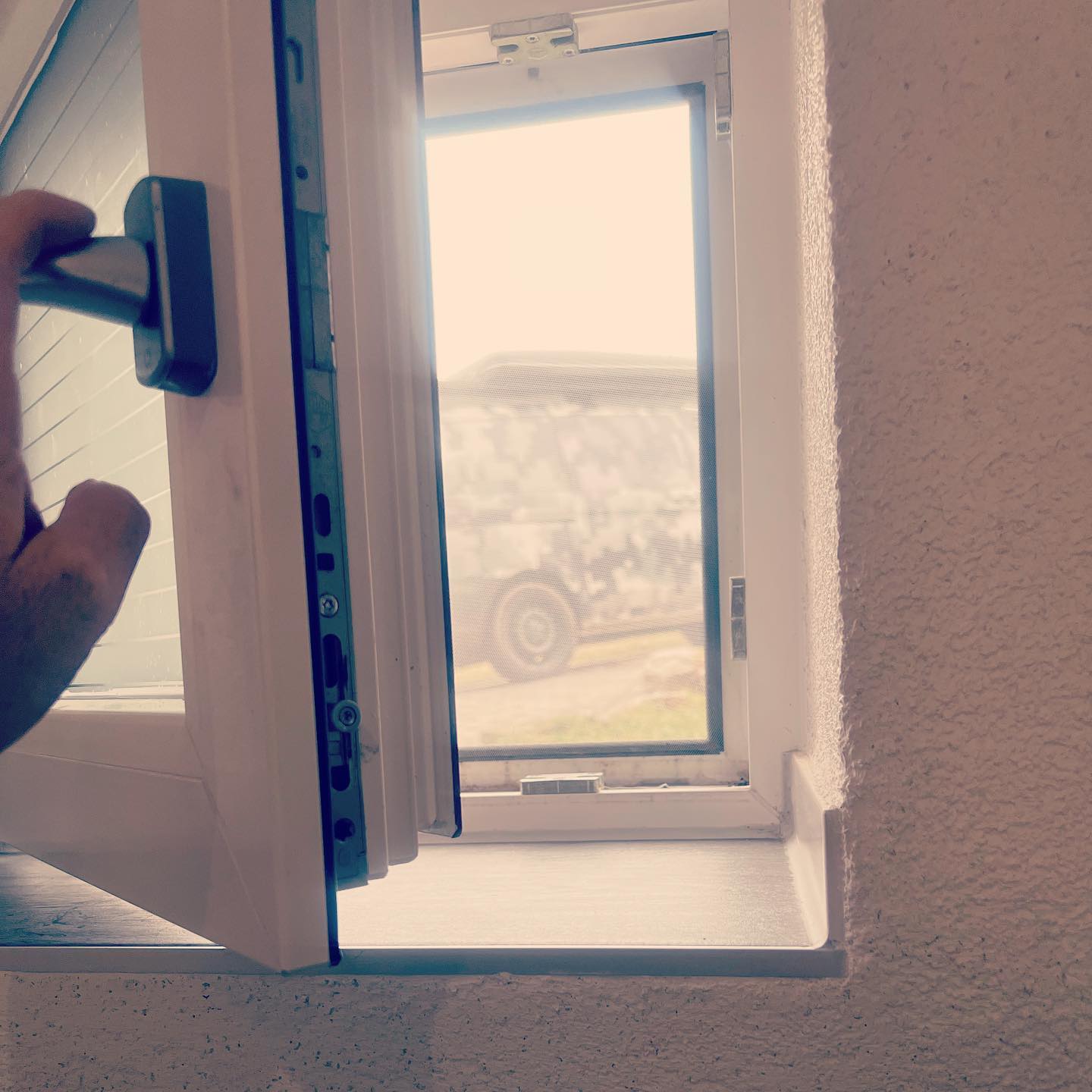 In solchen Phasen die Fassung und Haltung bewahren. Da draußen steht es. Mein Tor zu Freiheit. Wenigstens für einen Moment. Und trotzdem kann ich es nicht genießen. Es fehlt mir die Kraft gerade. Seit der Biopsie geht es mir richtig schlecht. Ich Versuch mich natürlich irgendwie abzulenken und probiere Dinge aus. Ich Versuch es weitgehend zu ignorieren. Mein Körper weißt mich aber heute mal wieder auf diesen scheiss hin. Meine Augen sind gelblich, meine Magen, mein Darm geben mir Rückmeldung dass aktuelle überhaupt nichts stimmt. Ich bin schwach, meine Konzentration lässt nicht viel zu aktuell … mein Körper muss einfach ruhen. Akzeptier es einfach … es ist so schwer … wenn man jetzt wieder weiß dass es wieder länger dauert … bis ich wieder diese Momente hab … im Bus .. in der Natur .. in Frieden.. ohne Krebs… das Wetter gibt mir heut auch recht … Nebel, kalt und eklig .. wie meine körperliche Verfassung….. morgen keinen Chemotherapie… die Blutwerte müssen erst passen… dafür SONO… bin gespannt … hab natürlich Herzklopfen… aber das hat man immer … wenn nicht weiß was ist und passiert… muss ich wieder stationär gehen ? Was passiert ?… morgen weiß ich mehr .. Ich versuche jetzt mit Tee, kurz duschen … und gutem Fernsehen irgendwie die Zeit rumbringen… brauch gleich ne Palexia … das liegen geht auf den Rücken .. stehen aber auf der Kreislauf .. und die Tablette auf den Magen .. also Magenschoner .. dann was gegen Durchfall noch .. mal sehen … sind ja ausgerüstet .. wir Krebsis.. wir wachen morgens auf …gehen durch Berge und Täler heulen lachen spucken haben Durchfall lachen … und dann ist grad mal 10:30 Uhr 😉😂 
Das wird gut werden… ein Infekt .. Entzündung… Leber ist beleidigt … viele Möglichkeiten… also nicht bekloppt werden … bis dahin träume ich von nächsten Ausflug ♥️… an dem ich mal wieder alleine am Steuer sitzen darf mir meiner kleinen Familie an Bord ♥️🙏