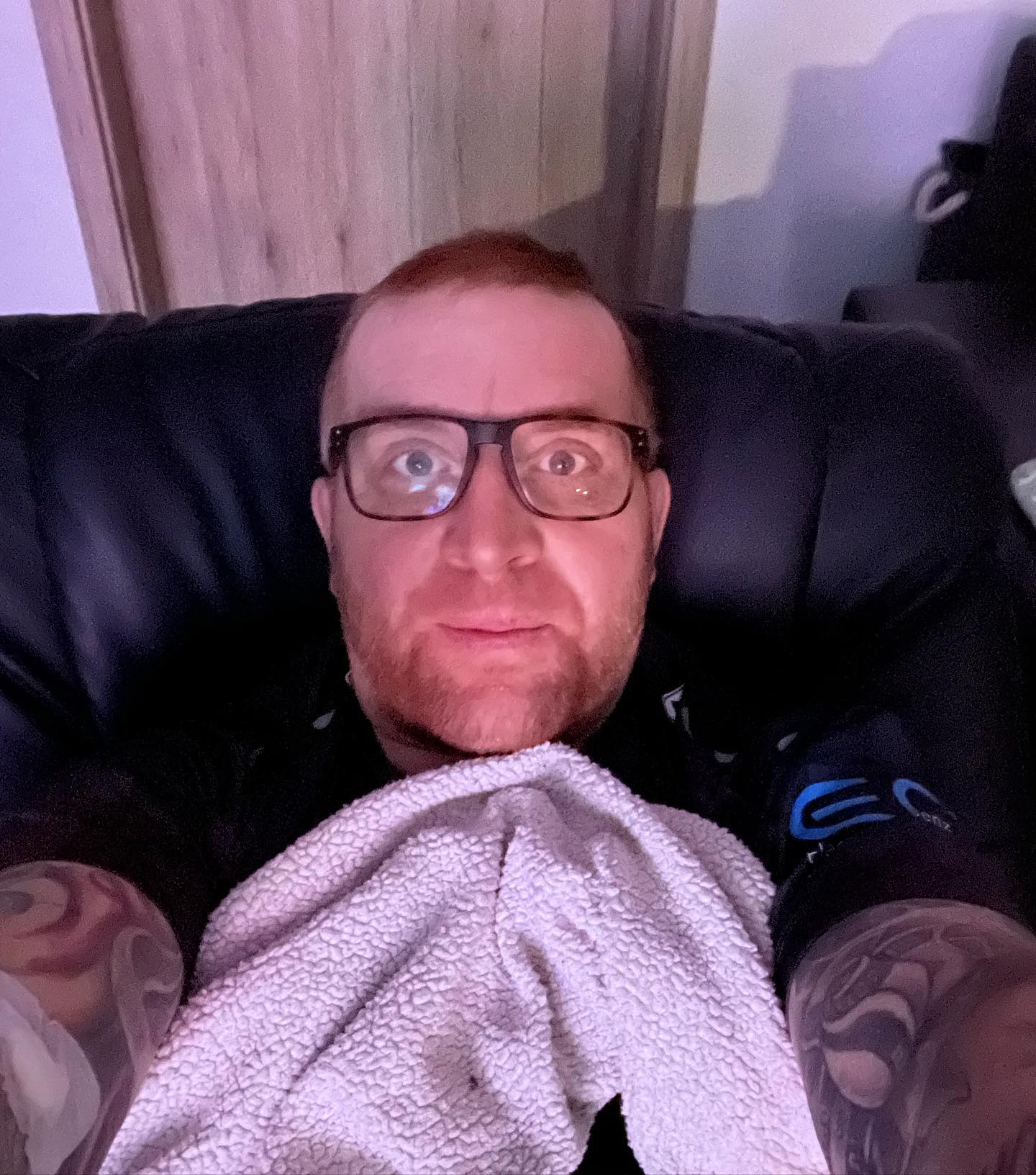 Ziemlich heftig intensive Zeit grade. Sowohl die Schmerzen als auch die Laune sind grad in einem sehr schwachen Gerüst. Mein Ziel bald wieder fahren zu können Rutscht gefühlt täglich weiter in die Ferne…. jetzt heißt es nicht die Nerven verlieren. Gezwungen zu liegen oder zu sitzen … ein Zustand, den ich einfach Hasse… 

Nun Träume ich vom nächsten Abenteuer.. Wisch mir eine Träne dabei ab, balle meine Fäuste und atme 4 mal heftig durch …. nur so … mit aufrechter Haltung begegne ich Dir … du scheiss Krebs brichst mich nicht… 

Morgen wird es ein bisschen besser als heute … 

Es ist ein Kampf 👊🏽👊🏽👊🏽

#krebsisteinarschloch #darmkrebs#krebskämpfer #krebskrank #cancer #cancerfighter #lifestyle#cancerblogger #lifeisgood #lifeisbeautiful #lifecoachin #palliativ #darmkrebs#lifeofadventure #love #selfie #healthylifestyle #healthy #gesundheit #gesundleben #krank #krankheit #lebensfreude #lebengenießen #lebensqualität #lebedeinleben #lebensmotto #fickdichkrebs #zitate #fckcancer