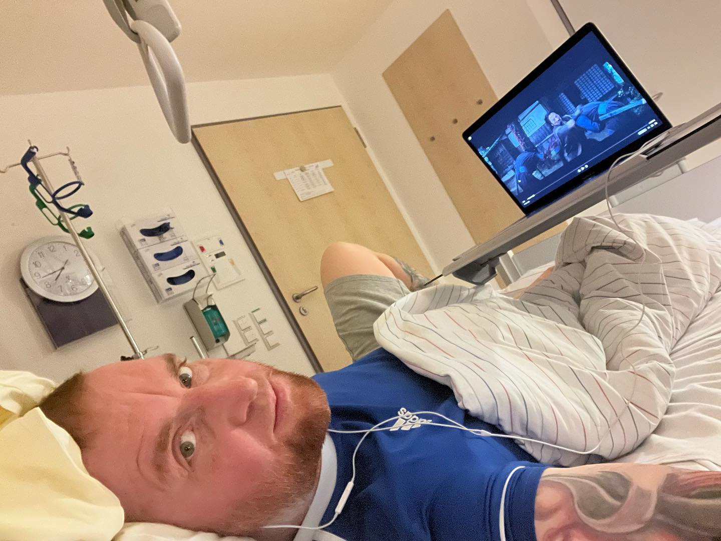 Joa da liegt er wieder. Gestern Abend hatte ich eine heftige Attacke. Ich konnte mich kaum regen. Nach Dipigabe konnte ich zumindest mal mich Richtung Krankenwagen bewegen wo ich dann Sufenta bekam. Endlich schmerzfrei für ein paar Minuten. Zeit zum durchatmen. 
Es wird nun eine neues Medikament getestet. Bisher kann ich noch nicht viel sagen. Es hilft ein wenig besser gegen den Schmerz aber gleichzeitig wird es mir übel. Ich musste auch gestern Nacht noch ziemlich heftig spucken. Aber kein Wunder was ich alles bekommen habe. 

Heut ist es nur flau und bisschen komisch. Mal gespannt ob es sich einspielt. Kreislauf ist okay, bisschen wärmer allerdings als sonst. Mal gespannt. Hydromorphon ist ziemlich heftig. Ich möchte das wenn möglich nur solange nehmen wie ich es auch wirklich brauche. 
Zusammen mit Hydro bekomme ich noch 2 mal 800er Ibu. Ich hoffe das ganze bringt was. Zumindest bleib ich dieses Mal solange bis wir den richtigen Stoff finden der mir in dieser Schmerzphase hilft. Bleibt spannend 🧐 

Für Mittwoch ist das MRT geplant und ich hoffe so sehr das bald bestrahlt wird und der Mist aufhört. 

Für morgen ist Chemo geplant. 

Geduld und durch 🤘🤘☺️ irgendwie wird das schon. 

#krebsisteinarschloch #darmkrebs#krebskämpfer #krebskrank #cancer #cancerfighter #lifestyle#cancerblogger #lifeisgood #lifeisbeautiful #lifecoachin #palliativ #darmkrebs#lifeofadventure #love #selfie #healthylifestyle #healthy #gesundheit #gesundleben #krank #krankheit #lebensfreude #lebengenießen #lebensqualität #lebedeinleben #lebensmotto #fickdichkrebs #zitate #fckcancer