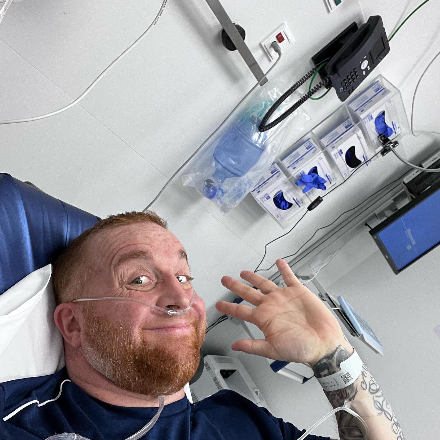 Das war gestern morgen. Mittlerweile bin ich wieder daheim 🏠 

Mensch Mahlzeit ausm KriKrak Krankenhaus. 
Mittlerweile hat sich’s eingespielt. Die Ärzte wissen was zu tun ist und ich kann einfach nur versuchen so eine Drecks Situation mit einem fetten Grinsen wieder ein wenig nach ISTHALTSOJETZT zu holen. 

Nichts gerissen nichts geplatzt nichts blutet. Also passt. Einfach nur ekelhafte 8-10 Schmerzen. 

Was bringt es mich da aufzuregen ? Was bringt es ne Scheiss Laune zu haben, sich in den Schmerz reinzusteigern. Wieso nicht mal ein dämlichen makabren etc. Witz rauslassen. Die Schwester war erstaunt und hatte sofort gute Laune. So gefällt mir das. Einfache Menschlichkeit. Niemand will hier grad sein und die Mitarbeiter wollen doch auch sofort handeln können und mich unterstützen. 

Wie ich immer und immer sage:

Du beschissene Krankheit nimmst mir alles 

Außer der Humor. Und jede Krankheit hat das Recht das man sich darüber lustig macht.

Nur so schaffe ich es und auch wenn einem oft lieber nach heulen zumute wäre (was sehr sehr selten, aber natürlich auch passiert) Lachen ist die beste Medizin. Und auch Ärzte und Schwestern dürfen lachen 😀😀😀🤘 ich fühle mich dann doppelt so wohl in meiner Haut und meinen momentanen Ort 😀🍕🤘

Es ist mein erster Krebs 

Ich übe das ganze ja noch 

#krebsisteinarschloch #darmkrebs#krebskämpfer #krebskrank #cancer #cancerfighter #lifestyle#cancerblogger #lifeisgood #lifeisbeautiful #lifecoachin #palliativ #darmkrebs#lifeofadventure #love #selfie #healthylifestyle #healthy #gesundheit #gesundleben #krank #krankheit #lebensfreude #lebengenießen #lebensqualität #lebedeinleben #lebensmotto #fickdichkrebs #zitate #fckcancer