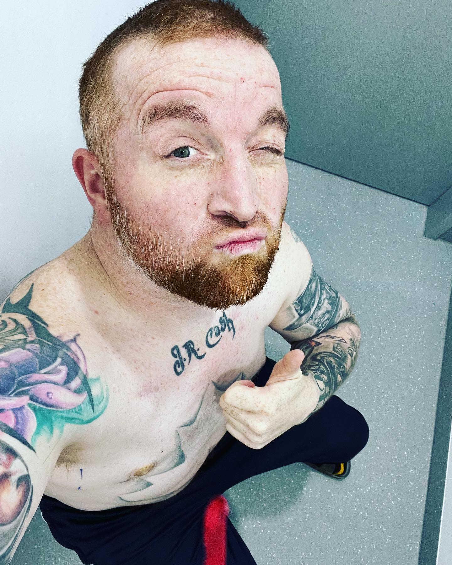 Strahlentherapie. Ich werde gleichzeitig an 3 Stellen bestrahlt, die im Verdacht stehen, mir diese Schmerzen zu bereiten. Bisher hab ich nur auf der linken Seite einen Besserung. Aber mal ganz nett, das aus dem Tischtennisball an Metastase nun ein klein wenig Erleichterung in Sicht ist und der Nerv nichtmehr direkt beleidigt wird. Die Dauermedikation wird aktuell noch angepasst und ich kann glücklicherweise, da es leider keinen SAPV gibt, die Brückenpflege zu Rat rufen. Natürlich nur in Ausnahmefällen.

Noch 9 mal strahlen. Dann hoffe ich auf Besserung und dann schnell auf die Chemotherapie. Und endlich mal keine Schmerzen 🤒 das wäre wirklich mal nett 😀😀

Die Bestrahlungen an sich bemerke ich überhaupt nicht, das Personal ist Ultra lieb und ich bin täglich für circa 25min da 😀😀 einzig meine Haut reagiert durch das Cetuximab und Strahle und Rothaarig. Da muss gut gecremt werden. 

#krebsisteinarschloch #darmkrebs#krebskämpfer #krebskrank #cancer #cancerfighter #lifestyle#cancerblogger #lifeisgood #lifeisbeautiful #lifecoachin #palliativ #darmkrebs#lifeofadventure #love #selfie #healthylifestyle #healthy #gesundheit #gesundleben #krank #krankheit #lebensfreude #lebengenießen #lebensqualität #lebedeinleben #lebensmotto #fickdichkrebs #zitate #fckcancer

#krebsisteinarschloch #darmkrebs#krebskämpfer #krebskrank #cancer #cancerfighter #lifestyle#cancerblogger #lifeisgood #lifeisbeautiful #lifecoachin #palliativ #darmkrebs#lifeofadventure #love #selfie #healthylifestyle #healthy #gesundheit #gesundleben #krank #krankheit #lebensfreude #lebengenießen #lebensqualität #lebedeinleben #lebensmotto #fickdichkrebs #zitate #fckcancer