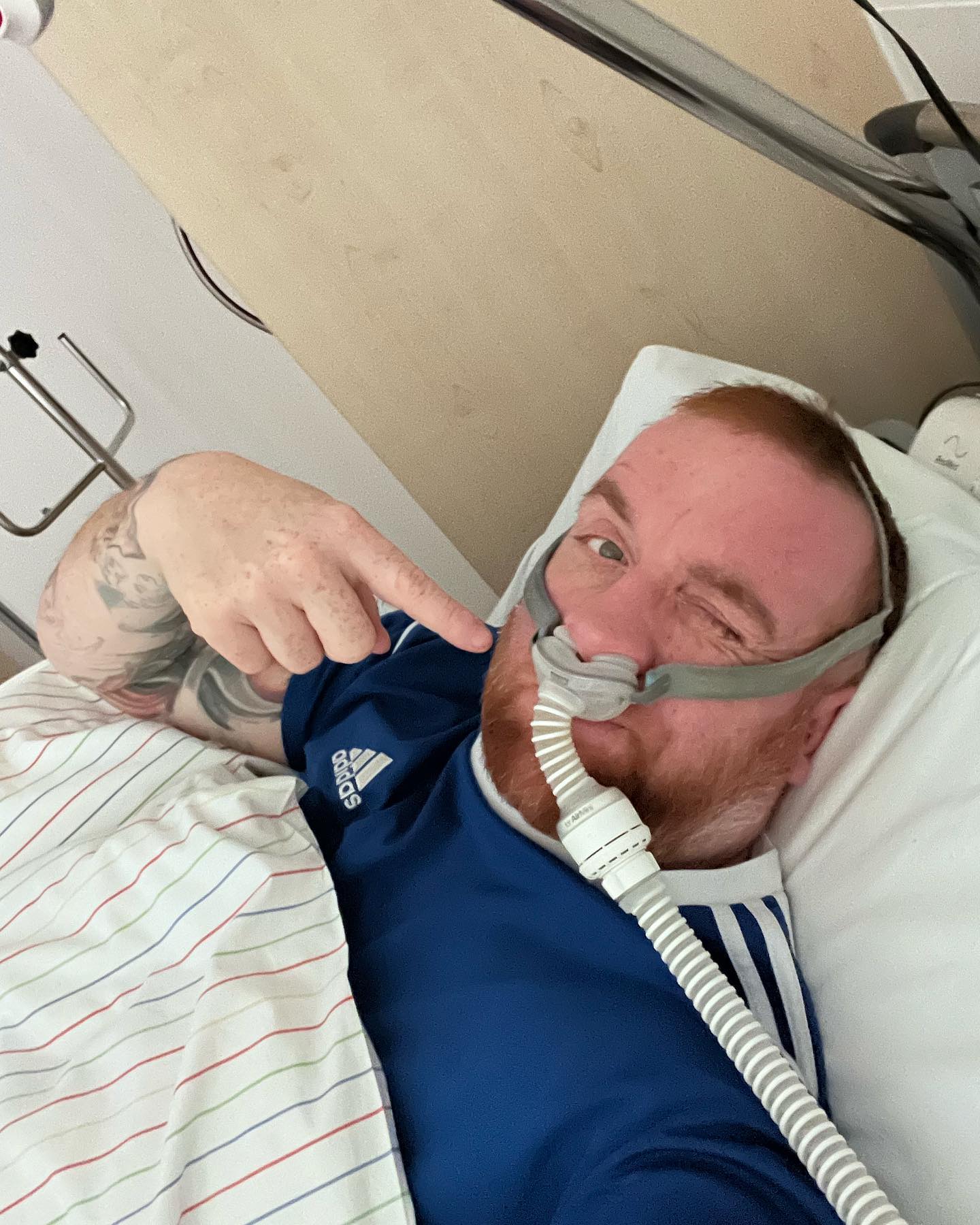 Schau mal was der Mann da hat ? Achja ich bin auch einer … einer von Millionen Betroffenen in Deutschland die unter diesem Scheiss leiden. Schlafapnoe. Immer noch ein Tabu. Früher als Schnarcher oder so belächelt, in der Jugend nicht ernst genommen richtig, als Erwachsener auf Brautschau natürlich auch super sexy. Wobei ich mittlerweile garnicht schnarche, nur manchmal und dann liegt es aber an ein paar Kilos zu viel, liegt falsch oder zu viel gefuttert schlechte Luft. Dennoch bin ich kein Schnarcher ( Laut meiner Frau 👩) Aber ich habe extreme Aussetzer. Bis über eine Minute. Das ist gefährlich natürlich und kann bis zum Atemstillstand oder Bewusstslosigleit führen. Natürlich unter Opiaten, die auf die Atemwege gehen können doppelt so dämlich.
Die Krankenkasse zahlt natürlich nur so eine Darth Vader Maske, da sieht man dann aus wie ein Perlentaucher und das ist einfach peinlich, vor allem beim Camping oder auch auf dem Sofa. 
Nun habe ich mir vor Jahren schon, dank meiner Familie ein Reisegerät gekauft. Mit einer App fürs Handy. Natürlich zahlt das keine Krankenkasse. Weil heißt ja Reisegerät und ist sogar günstiger und kann mit einer Powerbank unterwegs in Flugzeug Auto im Zelt betrieben werden. Also selber zahlen leider. Hab dann gesagt dann leckt mich am A…. und therapiere mich seit Jahren selbst, natürlich unter Absprache mit einem befreundeten Atemtherapeuten. Ich bin somit einfach frei von allem. Hab ich Kreislauf, 2 Stunden an dem Gerät und mir geht’s besser. Meine Sättigung ist super und ich leider nicht mehr so heftig an Tagesmüdikgeit. Fühl mich ausgeschlafen und stabiler. 
Also ihr coolen Männer da draußen. Das ist keine Schande sowas zu benutzen. Ich kenne einige von euch die das mehr als bitter nötig hätten, aber der gute alte Stolz und die Ehre. Hört mal auf eure Frauen und Mitmenschen 😀🤓 Kur als Tipp. Ich fühle mich mit dieser Reiseteil super und ich fühle mich sicher beim schlafen unter Opitaten. So viel dazu. Nicht jeder Schnarcher hat Aussetzer usw. und wie ich auch ohne schnarchen kann man starke Probleme haben. Checkt euern Schlaf. Das ist mein wichtigster Motor in meinem Kampf. Gesunder Schlaf. Gibt’s sogar mittlerweile welche mit Akku 😀