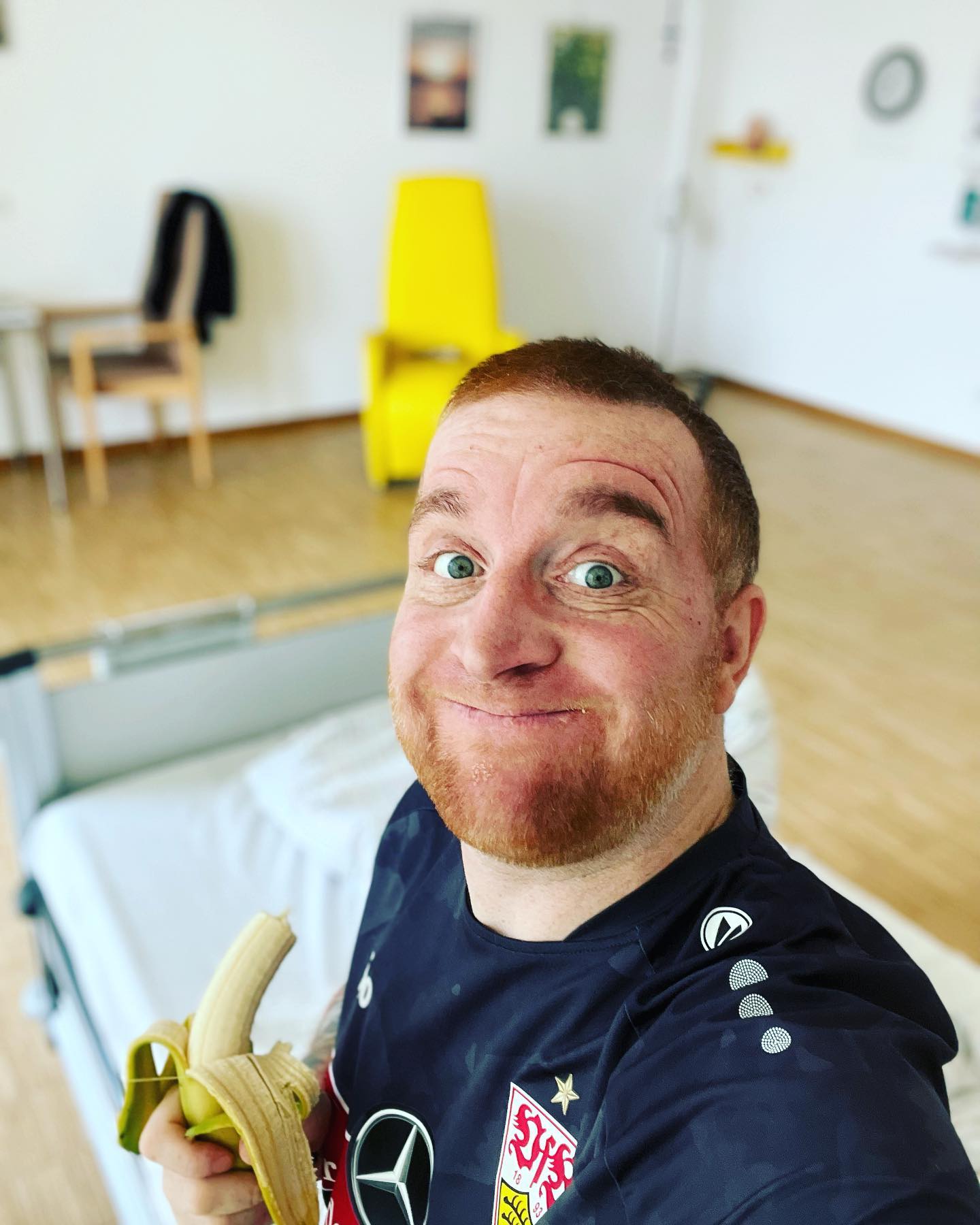 Solangs schmeckt ….. hey wo oft sprechen mich Menschen an und teils in einem Befehlston was ich wann und wie oft zu essen habe. Zucker füttert den Krebs… Pizza ist ungesund … Cola ist ungesund … kein Fleisch…. Entschlacken … macht ma ne Saftkur… ich esse nur Himbeeren… Ananas ist schlecht … viel Spurenelemente… viele Micro und Macro und haste nich….viel Eiweiß … wenig Eiweiß … ich würde vegan und ich würde Fleisch und mehr Gemüse…

Wisst ihr wie anstrengend das ist … ??? Fast täglich … und ich muss dazu sagen es sind 100% Frauen… viele Coaches, viele Business Accounts…. ganzheitliche Coaches… Ja es gibt sogar Krebscoaches😂😂…

Meine Meinung dazu kennen die meisten mittlerweile…. Esst was euch schmeckt… jeder der nen Instagram Account machen kann weiß auch wie man sich ausgewogen ernährt. Dazu brauch ich keine Ratschläge… oder Kaffee oder Curcuma Einläufe. Ich esse was mir schmeckt was mir gut tut und höre auf meinen Körper. Der meldet sich von ganz alleine. Und wenn dir wie bei mir alle 14 Tage Blut abgenommen wird, dann wird mir ein Mangel mitgeteilt. Dazu brauch ich keine Kapseln und kein nix. 

Je mehr man sich dabei verrückt macht desto weniger hab ich Zeit auch mal ne Pizza oder nen Schnitzel zu genießen. 
Solang es gut tut, rein damit…

Schaut nach euerm Teller und seid Glücklich… wir schauen nach unserm…. Und hört auf kranke Menschen vollzusabbeln mit euerer GliGlaGlitzerwelt… wenn wir unsicher sind gehen wir zu den nötigen Angeboten,
Reha, Palliativer Dienst, Brückenpflegen selbst viele Krankenkassen bieten sowas kostenlos an… da vertrau ich genau so ner Instagram Nervbande 😀😀 NEIN 😂

Also Augen auf und lassts euch schmecken 👅 denn Glücksmomente töten auch Krebszellen und es reicht auch manchmal nur ein Stück 😀 aber verbietet euch nicht alles überall 😀😀

#krebsisteinarschloch #darmkrebs#krebskämpfer #krebskrank #cancer #cancerfighter #lifestyle#cancerblogger #lifeisgood #lifeisbeautiful #lifecoachin #palliativ #darmkrebs#lifeofadventure #love #selfie #healthylifestyle #healthy #gesundheit #gesundleben #krank #krankheit #lebensfreude #lebengenießen #lebensqualität #lebedeinleben #lebensmotto #fickdichkrebs #zitate