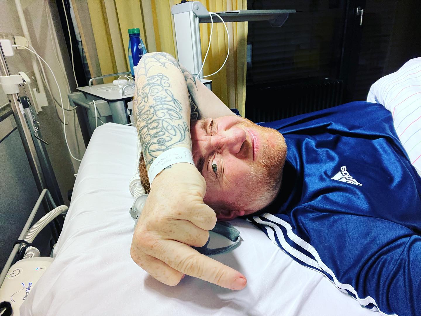 Nimm dass du drecks Schmerz….

Das Bild war von heute Nacht als ich eklige Schmerzen hatte. Hab das noch aus Gaudi trotz unfassbarem Autsch an meine Frau geschickt. 

Nimm das Krebs … du versucht es immer wieder … aber selbst während schmerzen und während Attacken und aufm Klo beim spucken …. Den Humor nimmst du mir nicht 🤘

Denn ohne dich wäre dieser Kampf wirklich an vielen Stellen schon eingebrochen … Humor holt mich immer raus … selbst hier wo mir wirklich alles wehgetan hat… einfach mal nen dummen Spruch nen schwarzer Humor und ich bin mal abgelenkt. 

😀😀💪🏻 meine Strategie … kann natürlich nicht jeder .

#krebsisteinarschloch #darmkrebs#krebskämpfer #krebskrank #cancer #cancerfighter #lifestyle#cancerblogger #lifeisgood #lifeisbeautiful #lifecoachin #palliativ #darmkrebs#lifeofadventure #love #selfie #healthylifestyle #healthy #gesundheit #gesundleben #krank #krankheit #lebensfreude #lebengenießen #lebensqualität #lebedeinleben #lebensmotto #fickdichkrebs #zitate 
#fckcancer