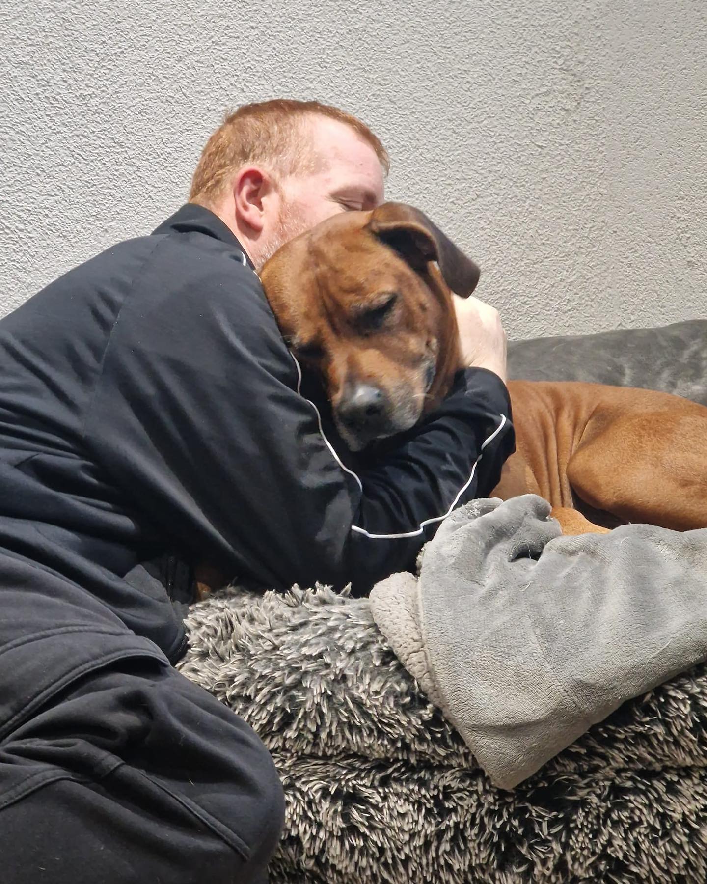 Ich kann es nicht beschreiben dieses Gefühl, wenn sein bester Freund einem zeigt, dass man gefehlt hat, einen zum Spielen auffordert und sich richtig freut. 

Bald bin ich wieder bei dir 🥹 dann gehen wir wieder in den Wald 🌳 weils uns da am besten gefällt ❤️💪🏻😘😘 du gibst mir immer wieder Kraft. 

Doch leider muss ich jetzt wieder zurück ins Krankenhaus. Noch 2 mal schlafen, dann bin ich wieder zurück. Ich hoffe es so sehr. Bei meinem besten Freund. Meiner Frau,die sowohl mein Ehepartner  als auch meine beste Freundin ist. Und ich weiß nicht wieso, aber wir denken und fühlen immer da gleiche. Meine Familie einfach. Hier passt jedes Puzzleteil ineinander. Bald verziehen sich die 🌧️ Wolken und wir machen weiter, wo wir letztes Mal aufgehört haben.
Camping und Abenteuer 🌳❤️😘 ich liebe DICH @tantejani und Jogi natürlich auch 🙏🌳

#krebsisteinarschloch #darmkrebs#krebskämpfer #krebskrank #cancer #cancerfighter #lifestyle#cancerblogger #lifeisgood #lifeisbeautiful #lifecoachin #palliativ #darmkrebs#lifeofadventure #love #selfie #healthylifestyle #healthy #gesundheit #gesundleben #krank #krankheit #lebensfreude #lebengenießen #lebensqualität #lebedeinleben #lebensmotto #fickdichkrebs #zitate 
#fckcancer