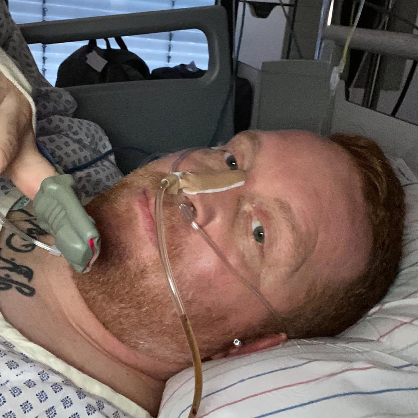 Gestern vor 2 Jahren bin ich aufgewacht. Aus dem nichts hatte ich wahnsinnige Bauchschmerzen. Ich wusste nicht mehr was zu tun ist. Ich hatte wirklich Panik bis meine Frau dann den Notarzt angerufen hat. Der Blinddarm ist geplatzt. Es war eine Notoperation. Und dann war da noch dieser Tumor. Bis dato wusste ich da ist was blödes, aber musste noch weitere quälende Tage warten ob er bösartig war. …… ja er ist bösartig und hat gestreut….

#krebsisteinarschloch #darmkrebs#krebskämpfer #krebskrank #cancer #cancerfighter #lifestyle#cancerblogger #lifeisgood #lifeisbeautiful #lifecoachin #palliativ #darmkrebs#lifeofadventure #love #selfie #healthylifestyle #healthy #gesundheit #gesundleben #krank #krankheit #lebensfreude #lebengenießen #lebensqualität #lebedeinleben #lebensmotto #fickdichkrebs #zitate 
#fckcancer