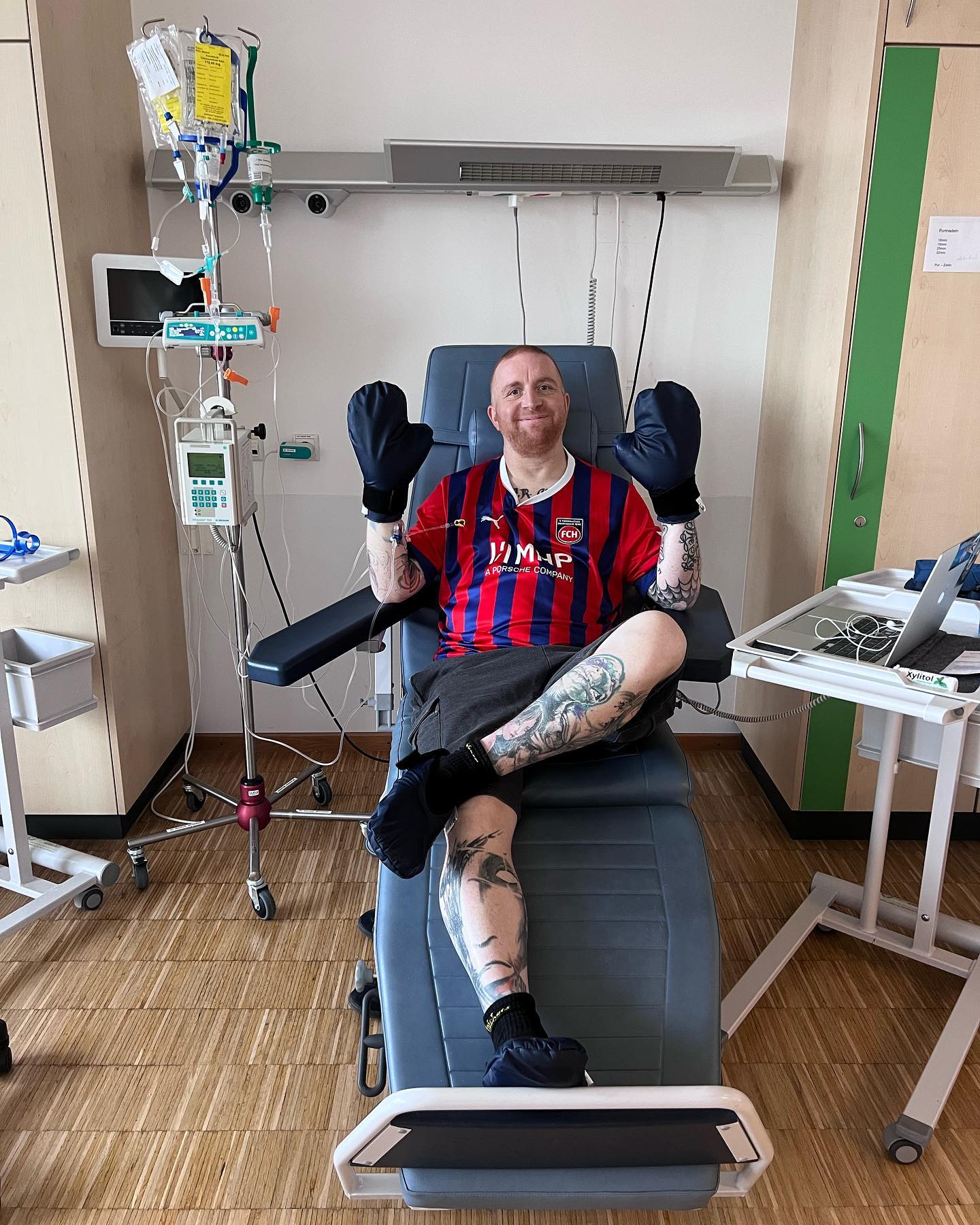 Zyklus 1 meiner neuen Chemotherapie. Zunächst mal auf unbestimmt bis zum nächsten CT in 12 Wochen.
Und gleichzeitig meine Bewerbung als Torwart beim FC Heidenheim. 

Mir ging’s bisher echt gut. 2 Brezel 2 mal Kaffee 1 Liter Wasser. Alles bleibt drinne. Die Kühl Handschuhe sind super angenehm und können mir meine Nerven an Händen und Füßen ein wenig beruhigen. Alles kann nix muss, trotzdem angenehm. Mein komplettes C8 Team immer wieder vorbeigeflitzt und jeder hat nen coolen Spruch geschickt und bekommen. 

Insgesamt bin ich bisher zufrieden. Die Nebenwirkungen werde sicher morgen und am Donnerstag sich langsam melden. Aber ich sag mal so… schlimmer wie meine Schmerzen die ich hatte und mein Spuckifatzimagen während ich so viele Opiate hatte plus Durchfall…. Schlimmer wird’s definitiv nicht. Irgendwas ist ja immer … aber ich werde auch darüber lächeln und mein Ding weiter durchziehen … grinsend mit einem Stinkefinger diese Zeit rocken 🎸 und immer versuchen nebenbei noch ein guter Mann Sohn Bruder Cousin Freund und Bekannter zu sein. So gut ich kann und jederzeit.

Der Kampf ist eröffnet wieder …. Lets do this …

Mein Ziel für morgen:
 Spazieren gehen im Wald …. Mein Ziel für heute….relaxen… Schläfchen… gutes Essen und viel Freude und Liebe…

Bis dann ihr … meine Lieblings-Stalker ….

Achja an meine Zukünftigen FCH Mannschaftskollegen:

Ich kann gut grillen und bin gesellig ❤️
 
#krebsisteinarschloch #darmkrebs#krebskämpfer #krebskrank #cancer #cancerfighter #lifestyle#cancerblogger #lifeisgood #lifeisbeautiful #lifecoachin #palliativ #darmkrebs#lifeofadventure #love #selfie #healthylifestyle #healthy #gesundheit #gesundleben #krank #krankheit #lebensfreude #lebengenießen #lebensqualität #lebedeinleben #lebensmotto #fickdichkrebs #zitate 
#fckcancer
