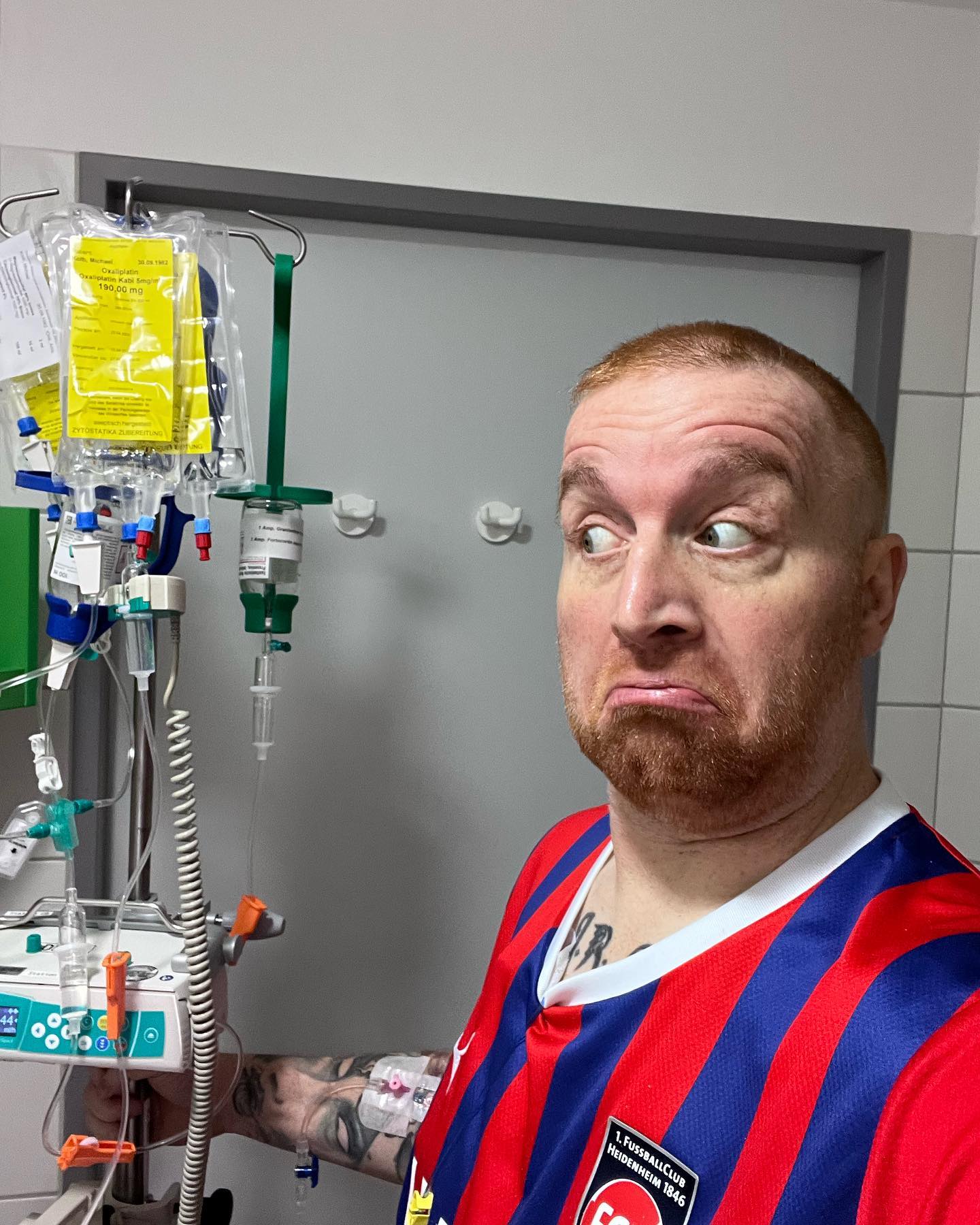 Zyklus 1 meiner neuen Chemotherapie. Zunächst mal auf unbestimmt bis zum nächsten CT in 12 Wochen.
Und gleichzeitig meine Bewerbung als Torwart beim FC Heidenheim. 

Mir ging’s bisher echt gut. 2 Brezel 2 mal Kaffee 1 Liter Wasser. Alles bleibt drinne. Die Kühl Handschuhe sind super angenehm und können mir meine Nerven an Händen und Füßen ein wenig beruhigen. Alles kann nix muss, trotzdem angenehm. Mein komplettes C8 Team immer wieder vorbeigeflitzt und jeder hat nen coolen Spruch geschickt und bekommen. 

Insgesamt bin ich bisher zufrieden. Die Nebenwirkungen werde sicher morgen und am Donnerstag sich langsam melden. Aber ich sag mal so… schlimmer wie meine Schmerzen die ich hatte und mein Spuckifatzimagen während ich so viele Opiate hatte plus Durchfall…. Schlimmer wird’s definitiv nicht. Irgendwas ist ja immer … aber ich werde auch darüber lächeln und mein Ding weiter durchziehen … grinsend mit einem Stinkefinger diese Zeit rocken 🎸 und immer versuchen nebenbei noch ein guter Mann Sohn Bruder Cousin Freund und Bekannter zu sein. So gut ich kann und jederzeit.

Der Kampf ist eröffnet wieder …. Lets do this …

Mein Ziel für morgen:
 Spazieren gehen im Wald …. Mein Ziel für heute….relaxen… Schläfchen… gutes Essen und viel Freude und Liebe…

Bis dann ihr … meine Lieblings-Stalker ….

Achja an meine Zukünftigen FCH Mannschaftskollegen:

Ich kann gut grillen und bin gesellig ❤️
 
#krebsisteinarschloch #darmkrebs#krebskämpfer #krebskrank #cancer #cancerfighter #lifestyle#cancerblogger #lifeisgood #lifeisbeautiful #lifecoachin #palliativ #darmkrebs#lifeofadventure #love #selfie #healthylifestyle #healthy #gesundheit #gesundleben #krank #krankheit #lebensfreude #lebengenießen #lebensqualität #lebedeinleben #lebensmotto #fickdichkrebs #zitate 
#fckcancer