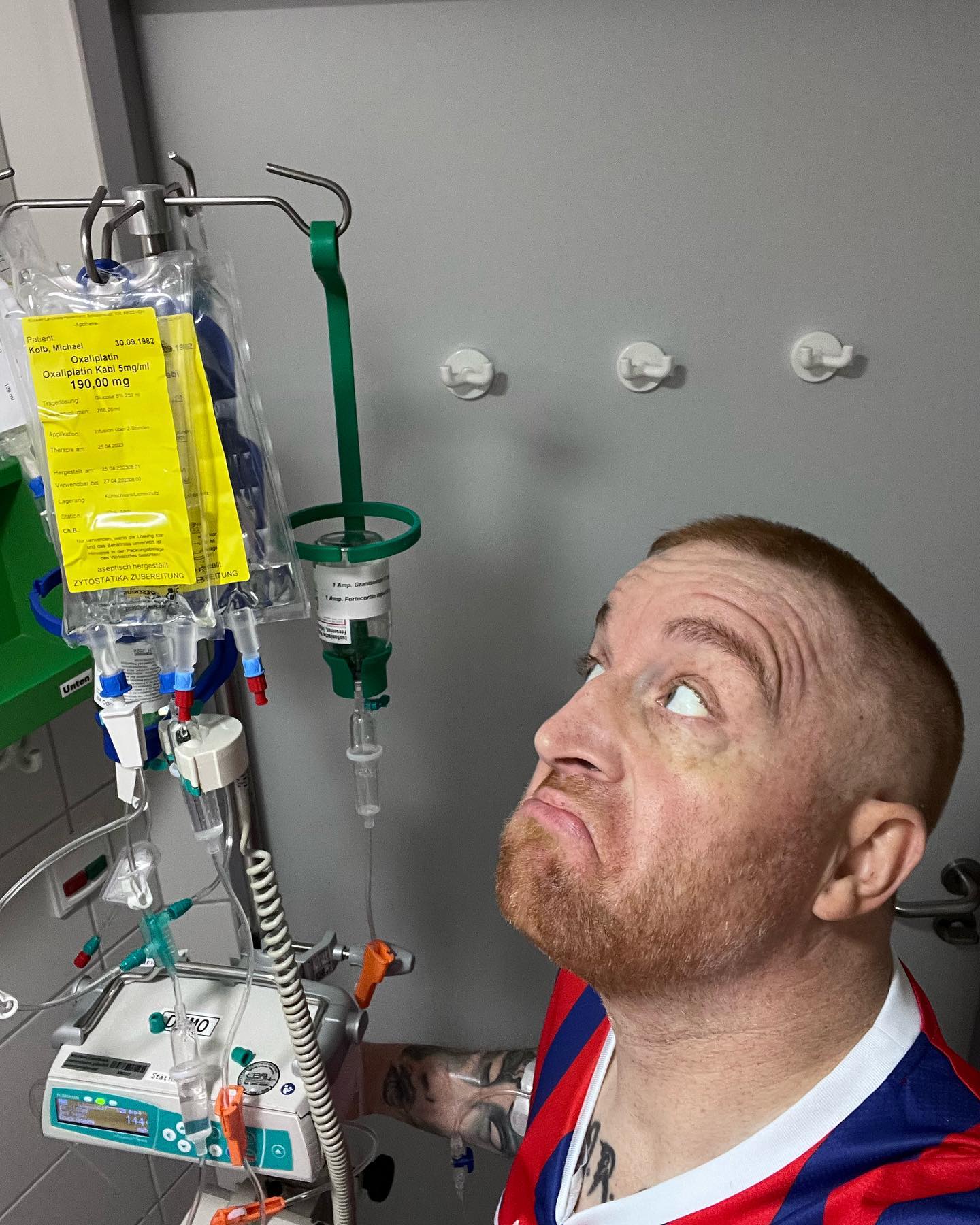 Zyklus 1 meiner neuen Chemotherapie. Zunächst mal auf unbestimmt bis zum nächsten CT in 12 Wochen.
Und gleichzeitig meine Bewerbung als Torwart beim FC Heidenheim. 

Mir ging’s bisher echt gut. 2 Brezel 2 mal Kaffee 1 Liter Wasser. Alles bleibt drinne. Die Kühl Handschuhe sind super angenehm und können mir meine Nerven an Händen und Füßen ein wenig beruhigen. Alles kann nix muss, trotzdem angenehm. Mein komplettes C8 Team immer wieder vorbeigeflitzt und jeder hat nen coolen Spruch geschickt und bekommen. 

Insgesamt bin ich bisher zufrieden. Die Nebenwirkungen werde sicher morgen und am Donnerstag sich langsam melden. Aber ich sag mal so… schlimmer wie meine Schmerzen die ich hatte und mein Spuckifatzimagen während ich so viele Opiate hatte plus Durchfall…. Schlimmer wird’s definitiv nicht. Irgendwas ist ja immer … aber ich werde auch darüber lächeln und mein Ding weiter durchziehen … grinsend mit einem Stinkefinger diese Zeit rocken 🎸 und immer versuchen nebenbei noch ein guter Mann Sohn Bruder Cousin Freund und Bekannter zu sein. So gut ich kann und jederzeit.

Der Kampf ist eröffnet wieder …. Lets do this …

Mein Ziel für morgen:
 Spazieren gehen im Wald …. Mein Ziel für heute….relaxen… Schläfchen… gutes Essen und viel Freude und Liebe…

Bis dann ihr … meine Lieblings-Stalker ….

Achja an meine Zukünftigen FCH Mannschaftskollegen:

Ich kann gut grillen und bin gesellig ❤️
 
#krebsisteinarschloch #darmkrebs#krebskämpfer #krebskrank #cancer #cancerfighter #lifestyle#cancerblogger #lifeisgood #lifeisbeautiful #lifecoachin #palliativ #darmkrebs#lifeofadventure #love #selfie #healthylifestyle #healthy #gesundheit #gesundleben #krank #krankheit #lebensfreude #lebengenießen #lebensqualität #lebedeinleben #lebensmotto #fickdichkrebs #zitate 
#fckcancer