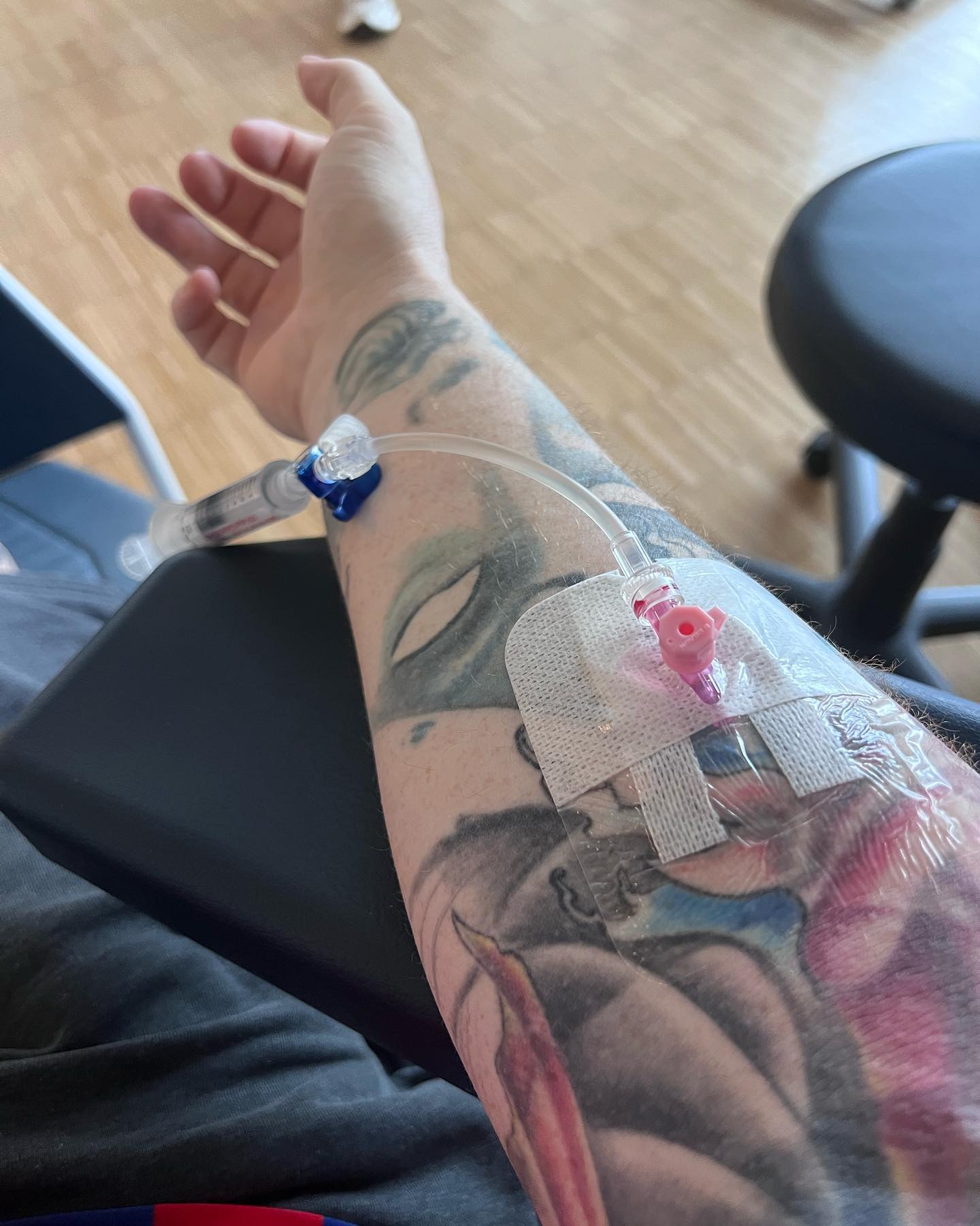 Zyklus 1 meiner neuen Chemotherapie. Zunächst mal auf unbestimmt bis zum nächsten CT in 12 Wochen.
Und gleichzeitig meine Bewerbung als Torwart beim FC Heidenheim. 

Mir ging’s bisher echt gut. 2 Brezel 2 mal Kaffee 1 Liter Wasser. Alles bleibt drinne. Die Kühl Handschuhe sind super angenehm und können mir meine Nerven an Händen und Füßen ein wenig beruhigen. Alles kann nix muss, trotzdem angenehm. Mein komplettes C8 Team immer wieder vorbeigeflitzt und jeder hat nen coolen Spruch geschickt und bekommen. 

Insgesamt bin ich bisher zufrieden. Die Nebenwirkungen werde sicher morgen und am Donnerstag sich langsam melden. Aber ich sag mal so… schlimmer wie meine Schmerzen die ich hatte und mein Spuckifatzimagen während ich so viele Opiate hatte plus Durchfall…. Schlimmer wird’s definitiv nicht. Irgendwas ist ja immer … aber ich werde auch darüber lächeln und mein Ding weiter durchziehen … grinsend mit einem Stinkefinger diese Zeit rocken 🎸 und immer versuchen nebenbei noch ein guter Mann Sohn Bruder Cousin Freund und Bekannter zu sein. So gut ich kann und jederzeit.

Der Kampf ist eröffnet wieder …. Lets do this …

Mein Ziel für morgen:
 Spazieren gehen im Wald …. Mein Ziel für heute….relaxen… Schläfchen… gutes Essen und viel Freude und Liebe…

Bis dann ihr … meine Lieblings-Stalker ….

Achja an meine Zukünftigen FCH Mannschaftskollegen:

Ich kann gut grillen und bin gesellig ❤️
 
#krebsisteinarschloch #darmkrebs#krebskämpfer #krebskrank #cancer #cancerfighter #lifestyle#cancerblogger #lifeisgood #lifeisbeautiful #lifecoachin #palliativ #darmkrebs#lifeofadventure #love #selfie #healthylifestyle #healthy #gesundheit #gesundleben #krank #krankheit #lebensfreude #lebengenießen #lebensqualität #lebedeinleben #lebensmotto #fickdichkrebs #zitate 
#fckcancer