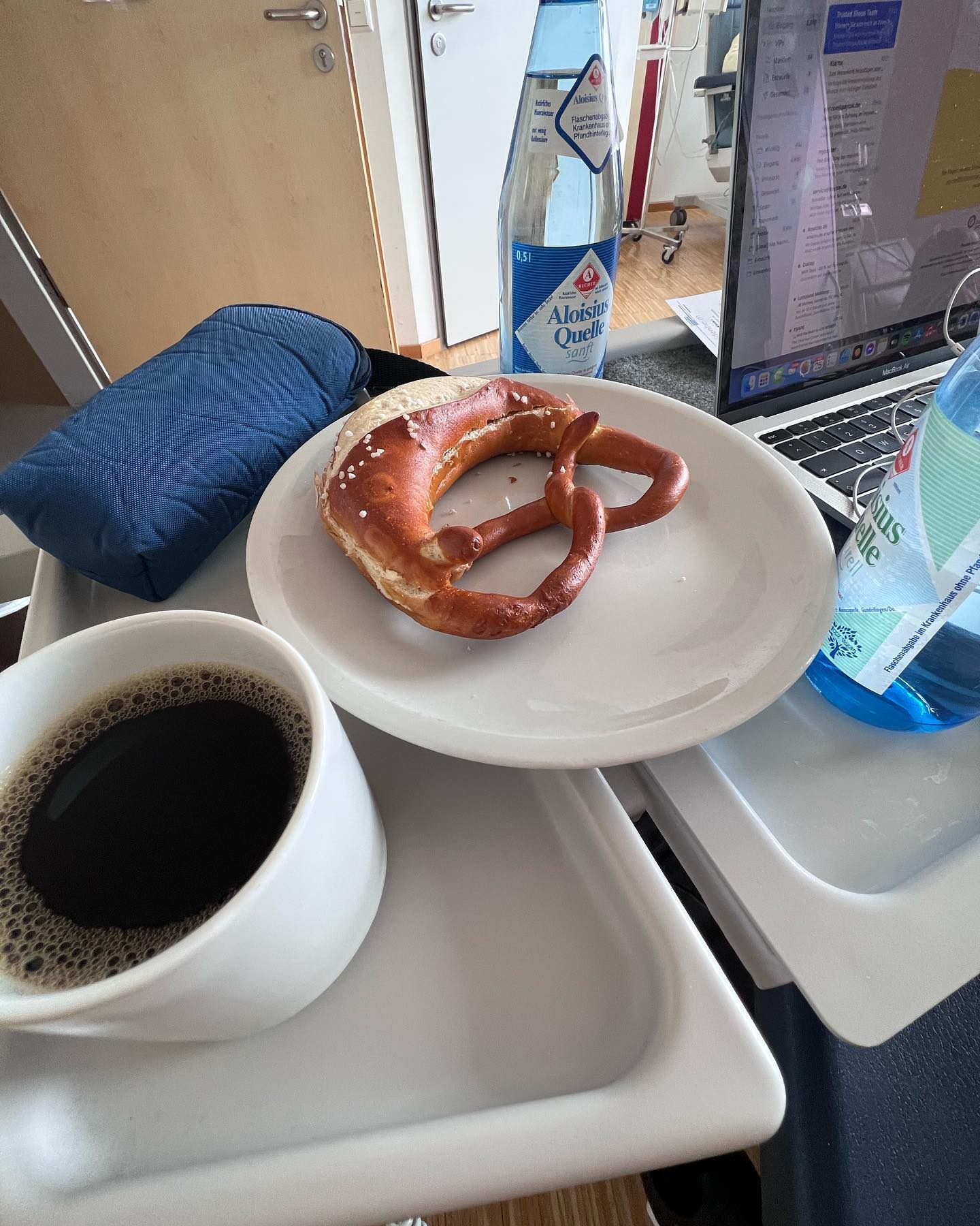 Zyklus 1 meiner neuen Chemotherapie. Zunächst mal auf unbestimmt bis zum nächsten CT in 12 Wochen.
Und gleichzeitig meine Bewerbung als Torwart beim FC Heidenheim. 

Mir ging’s bisher echt gut. 2 Brezel 2 mal Kaffee 1 Liter Wasser. Alles bleibt drinne. Die Kühl Handschuhe sind super angenehm und können mir meine Nerven an Händen und Füßen ein wenig beruhigen. Alles kann nix muss, trotzdem angenehm. Mein komplettes C8 Team immer wieder vorbeigeflitzt und jeder hat nen coolen Spruch geschickt und bekommen. 

Insgesamt bin ich bisher zufrieden. Die Nebenwirkungen werde sicher morgen und am Donnerstag sich langsam melden. Aber ich sag mal so… schlimmer wie meine Schmerzen die ich hatte und mein Spuckifatzimagen während ich so viele Opiate hatte plus Durchfall…. Schlimmer wird’s definitiv nicht. Irgendwas ist ja immer … aber ich werde auch darüber lächeln und mein Ding weiter durchziehen … grinsend mit einem Stinkefinger diese Zeit rocken 🎸 und immer versuchen nebenbei noch ein guter Mann Sohn Bruder Cousin Freund und Bekannter zu sein. So gut ich kann und jederzeit.

Der Kampf ist eröffnet wieder …. Lets do this …

Mein Ziel für morgen:
 Spazieren gehen im Wald …. Mein Ziel für heute….relaxen… Schläfchen… gutes Essen und viel Freude und Liebe…

Bis dann ihr … meine Lieblings-Stalker ….

Achja an meine Zukünftigen FCH Mannschaftskollegen:

Ich kann gut grillen und bin gesellig ❤️
 
#krebsisteinarschloch #darmkrebs#krebskämpfer #krebskrank #cancer #cancerfighter #lifestyle#cancerblogger #lifeisgood #lifeisbeautiful #lifecoachin #palliativ #darmkrebs#lifeofadventure #love #selfie #healthylifestyle #healthy #gesundheit #gesundleben #krank #krankheit #lebensfreude #lebengenießen #lebensqualität #lebedeinleben #lebensmotto #fickdichkrebs #zitate 
#fckcancer