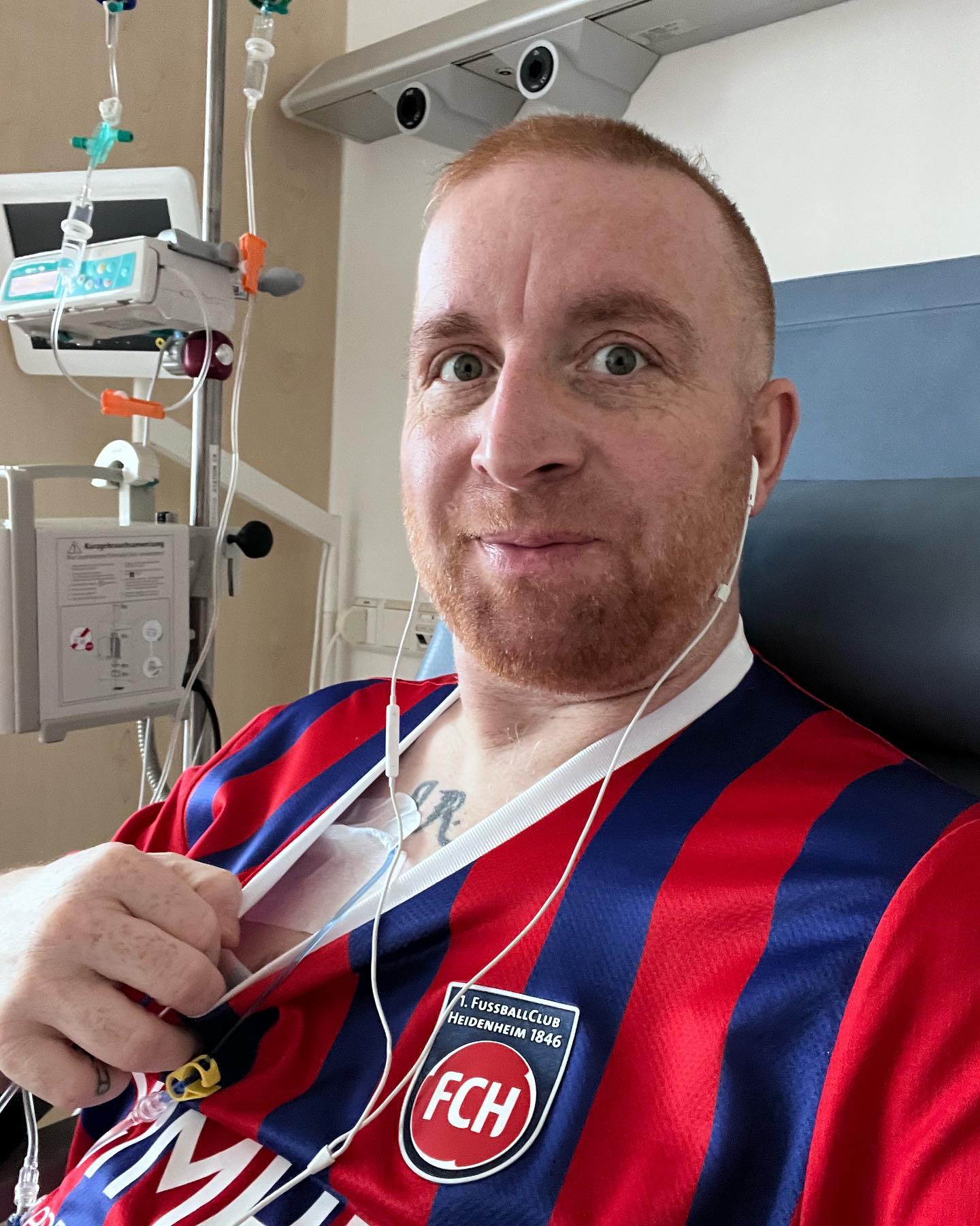Zyklus 1 meiner neuen Chemotherapie. Zunächst mal auf unbestimmt bis zum nächsten CT in 12 Wochen.
Und gleichzeitig meine Bewerbung als Torwart beim FC Heidenheim. 

Mir ging’s bisher echt gut. 2 Brezel 2 mal Kaffee 1 Liter Wasser. Alles bleibt drinne. Die Kühl Handschuhe sind super angenehm und können mir meine Nerven an Händen und Füßen ein wenig beruhigen. Alles kann nix muss, trotzdem angenehm. Mein komplettes C8 Team immer wieder vorbeigeflitzt und jeder hat nen coolen Spruch geschickt und bekommen. 

Insgesamt bin ich bisher zufrieden. Die Nebenwirkungen werde sicher morgen und am Donnerstag sich langsam melden. Aber ich sag mal so… schlimmer wie meine Schmerzen die ich hatte und mein Spuckifatzimagen während ich so viele Opiate hatte plus Durchfall…. Schlimmer wird’s definitiv nicht. Irgendwas ist ja immer … aber ich werde auch darüber lächeln und mein Ding weiter durchziehen … grinsend mit einem Stinkefinger diese Zeit rocken 🎸 und immer versuchen nebenbei noch ein guter Mann Sohn Bruder Cousin Freund und Bekannter zu sein. So gut ich kann und jederzeit.

Der Kampf ist eröffnet wieder …. Lets do this …

Mein Ziel für morgen:
 Spazieren gehen im Wald …. Mein Ziel für heute….relaxen… Schläfchen… gutes Essen und viel Freude und Liebe…

Bis dann ihr … meine Lieblings-Stalker ….

Achja an meine Zukünftigen FCH Mannschaftskollegen:

Ich kann gut grillen und bin gesellig ❤️
 
#krebsisteinarschloch #darmkrebs#krebskämpfer #krebskrank #cancer #cancerfighter #lifestyle#cancerblogger #lifeisgood #lifeisbeautiful #lifecoachin #palliativ #darmkrebs#lifeofadventure #love #selfie #healthylifestyle #healthy #gesundheit #gesundleben #krank #krankheit #lebensfreude #lebengenießen #lebensqualität #lebedeinleben #lebensmotto #fickdichkrebs #zitate 
#fckcancer