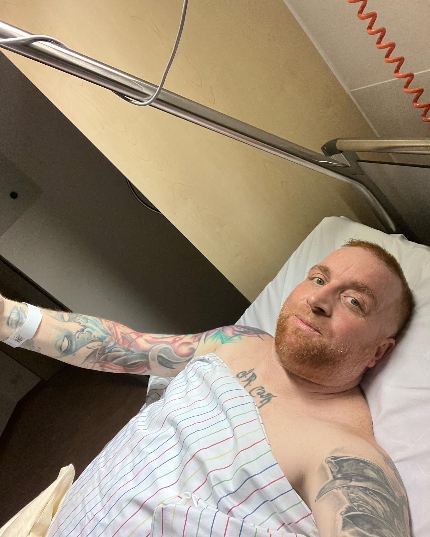 Lass vielleicht schwimmen gehen und Lagerfeuer und Sonntag Karten für Fußball.
Hatte mich echt auf ein normales schönes Wochenende gefreut. 

Gegen 14:00 aufgewacht hab mich kurz hingelegt. Extreme Schüttelfrost bis zum Erbrechen plus Atemnot durch das ständige Zittern…. Meine Frau sagte mir egal was du jetzt machst Krankenhaus sofort. 

War auch gut so. 40 grad Temperatur. Schwindel Schweißausbrüche haben natürlich auf einen Infektionen hingedeutet. Meine genauen Werte bekomm ich natürlich noch. Also Antibiotika. 

Trotz allem bin ich froh wieder hier auf der C8 sein zu dürfen. Die kennen mich einfach.

Ätzend natürlich wieder paar Tage hier … aber von alleine wird’s halt nicht besser. 

Also Ärmel hoch lachen und durch … wie immer halt ❤️💪🏻💪🏻💪🏻💪🏻… danke an meine Frau und meine Mum ❤️

#krebsisteinarschloch #darmkrebs#krebskämpfer #krebskrank #cancer #cancerfighter #lifestyle#cancerblogger #lifeisgood #lifeisbeautiful #lifecoachin #palliativ #darmkrebs#lifeofadventure #love #selfie #healthylifestyle #healthy #gesundheit #gesundleben #krank #krankheit #lebensfreude #lebengenießen #lebensqualität #lebedeinleben #lebensmotto #fickdichkrebs #zitate 
#fckcancer