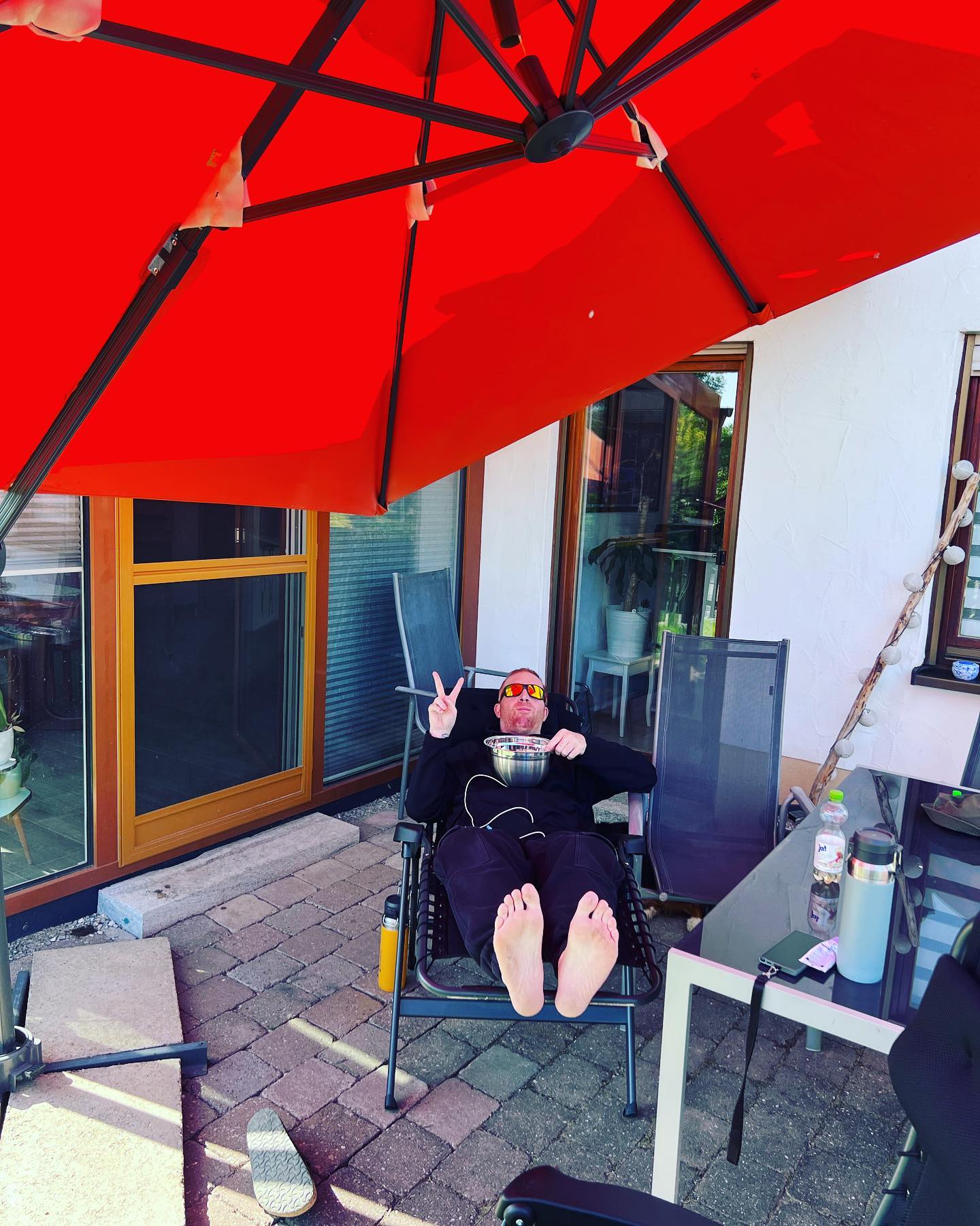 Ach wie schön ist zuhause. Wie schön ist Balkonien oder Garten. Ich atme grad so dermaßen durch und saug jeden Moment auf. Lecker Popcorn aufm Bauch. Das tut mir grad alles so verdammt gut. Auch wenn es hier und da zwickt und ich mal Schmerzen habe und meine Magen manchmal nörgelt. Ich esse was schmeckt und ich genieße bis zum maximum, ich bewege mich täglich. Mehr kann ich leider nicht machen aktuell. Die nächste Chemotherapie läuft wenn die Entzündungswerte stabil sind und ich wieder zusammengeheilt bin, da sie natürlich die Wundheilung irritiert. Ich freu mich wenn ich mal wieder fit für Camping bin. Das wäre geil. Aber bin aktuell zufrieden. Vor 14 Tagen lag ich noch auf der Intensivstation mit hundert Kabeln und Schläuchen. Zufriedenheit ist es was ich grad verspüre, weil schon mehr geht als ich dachte. 

Dank meiner Frau @tantejani die mich täglich auf die Beine stellt und mich überstürzt wo es nur geht. Danke ❤️❤️❤️❤️

Geniest auch ihr den Feiertag 🫶😀

#krebsisteinarschloch #darmkrebs#krebskämpfer #krebskrank #cancer #cancerfighter #lifestyle#cancerblogger #lifeisgood #lifeisbeautiful #lifecoachin #palliativ #darmkrebs#lifeofadventure #love #selfie #healthylifestyle #healthy #gesundheit #gesundleben #krank #krankheit #lebensfreude #lebengenießen #lebensqualität #lebedeinleben #lebensmotto #fickdichkrebs #zitate 
#fckcancer