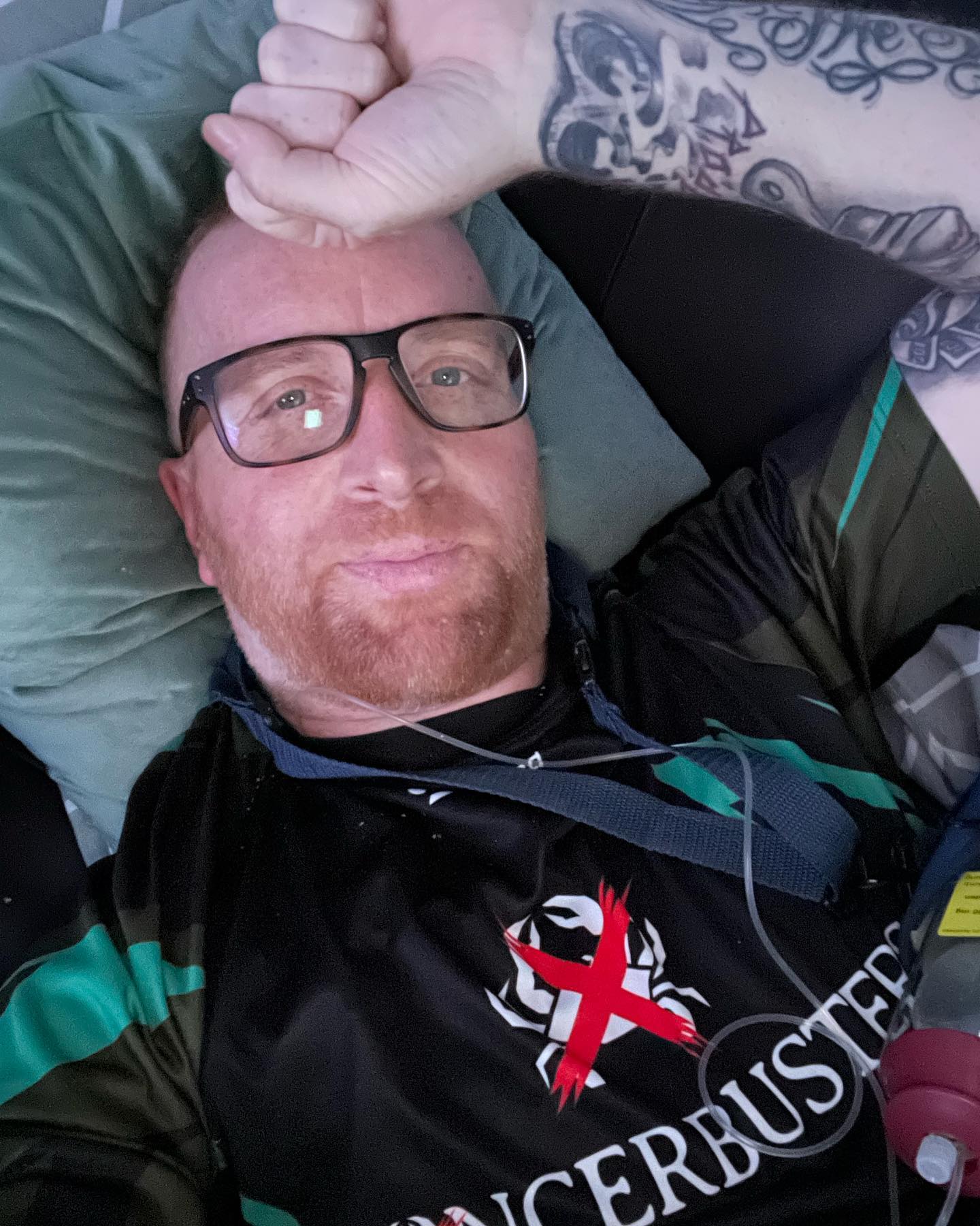 Die erste neue angepasste Chemotherapie läuft nun rein. Super anstrengend. Einige Nebenwirkungen mit denen ich zu kämpfen habe. Aber alles besser als Schmerzen 😀 nun hoffe ich die Strapazen lohnen sich und in 3 Monaten schmelzen ein paar dieser Metas. Auch wenn es echt Kraft kostet bin ich froh nach dem ganzen Strahlen-Schmerzstress nun endlich mal wieder aktiv was gegen die Metastasen machen zu können.

Die Gewichtsabnahme und die Schwäche durch die Op plus die ganzen Opiate hab ich natürlich immer noch gegen mich ….. daher muss ich alles geben ….
Gejammert wird nicht 😵‍💫🤞💪🏻💪🏻💪🏻💪🏻💪🏻💪🏻💪🏻💪🏻💪🏻💪🏻💪🏻💪🏻 

Niemals aufgeben 

#krebsisteinarschloch #darmkrebs#krebskämpfer #krebskrank #cancer #mutmacher #cancerfighter #lifestyle#cancerblogger #lifeisgood #lifeisbeautiful #lifecoachin #palliativ #darmkrebs#lifeofadventure #dasistpalliativ #selfie #healthylifestyle #healthy #gesundheit #gesundleben #krank #krankheit #lebensfreude #darmkrebskämpfer #krebskrank  #cancerfighter #lebedeinleben #lebensmotto #fickdichkrebs #zitate 
#fckcancer