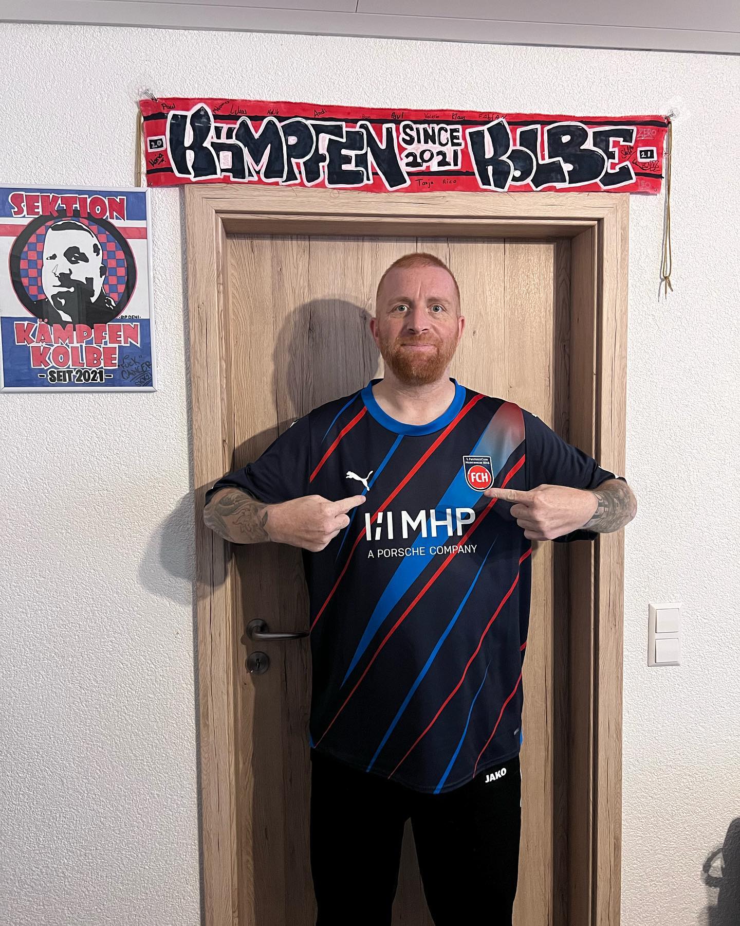 Ich einfach das neue Trikot bekommen vom besten Fanclub der Welt @hoirna_rot_blau_23 
Tausend Dank…

HRB Hoirna Rot Blau
SKK Sektion Kämpfen Kolbe
Bundesliga wir kommen … ihr seid wirklich der Wahnsinn. Danke ❤️❤️❤️

#krebsisteinarschloch #darmkrebs#krebskämpfer #krebskrank #cancer #mutmacher #cancerfighter #lifestyle#cancerblogger #lifeisgood #lifeisbeautiful #lifecoachin #palliativ #darmkrebs#lifeofadventure #dasistpalliativ #selfie #healthylifestyle #healthy #gesundheit #gesundleben #krank #krankheit #lebensfreude #darmkrebskämpfer #krebskrank  #cancerfighter #lebedeinleben #lebensmotto #fickdichkrebs #zitate 
#fckcancer